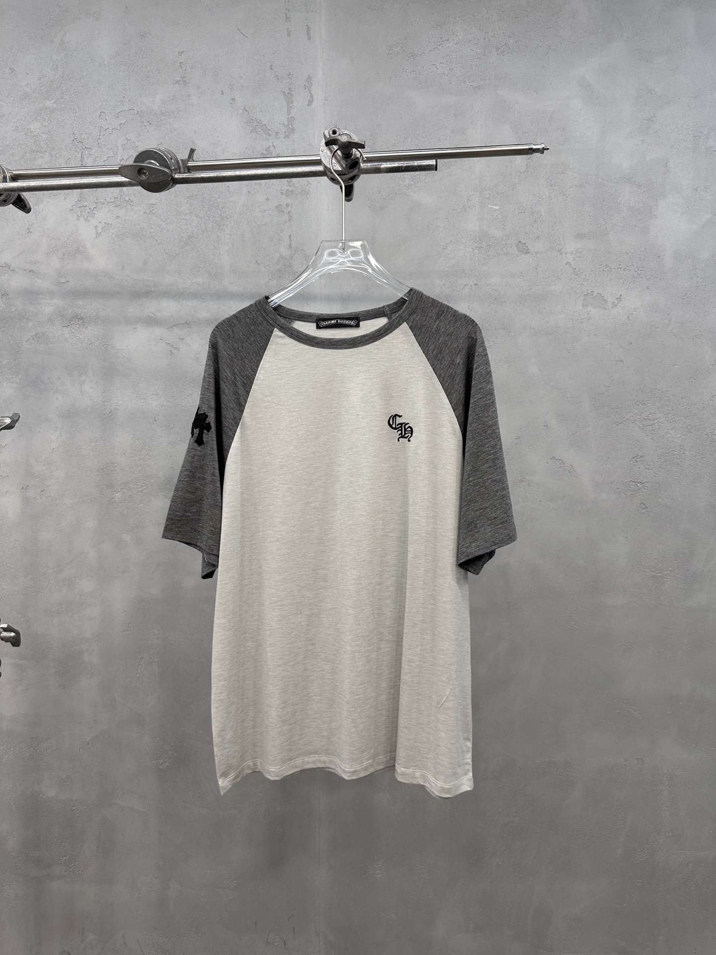 NO:860670,Chrome Hearts ｜ New short-sleeved T-shirt, ready-to-wear washed and solid color with classic brand embroidery logo, lyocell wool fabric imported from Japan with strong sense of luxury, casual and fashionable, size sml,, chrome hearts, T-shirt,19860909克罗心 ｜ 新款短袖t,成衣洗水固色加品牌经典刺绣标,日本进口莱赛尔羊毛面料高级感强,休闲时尚,尺码sml,,chrome hearts,T-shirt,,Women's clothing