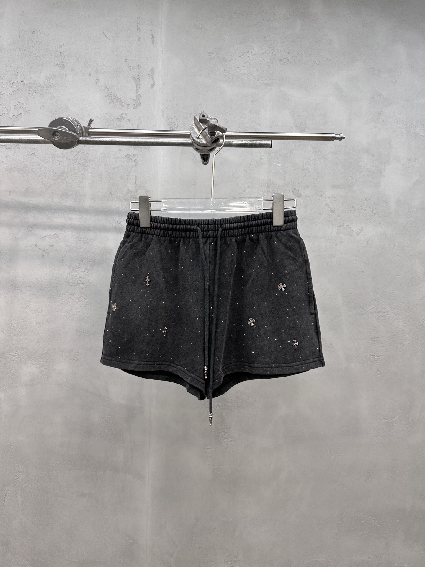 NO:860682,Chrome Hearts ｜ New casual shorts, ready-to-wear washed and fried with full-body hot diamond processing, casual fashion, size sml,, chrome hearts, shorts,19860909克罗心 ｜ 新款休闲短裤,成衣洗水炒色加全身烫钻工艺,休闲时尚,尺码sml,,chrome hearts,shorts,,Women's clothing