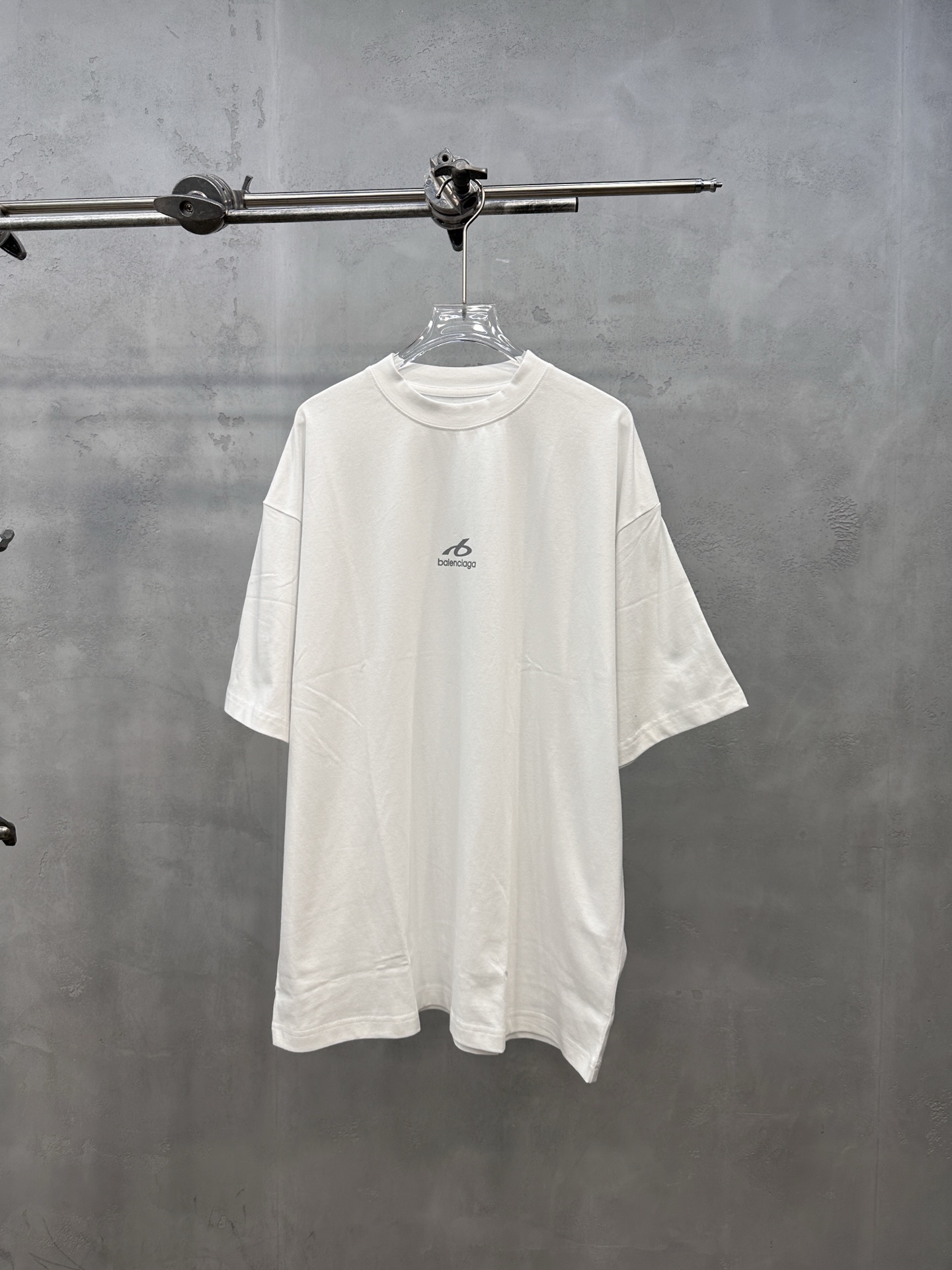 NO:860711,Paris ｜ New short-sleeved T-shirt, ready-to-wear, washed and with reflective printed labels on the front and back, casual and fashionable, size sml,, T-shirt,19860909巴黎 ｜ 新款短袖t,成衣洗水加前后反光印花标,休闲时尚,尺码sml,,T-shirt,,Women's clothing