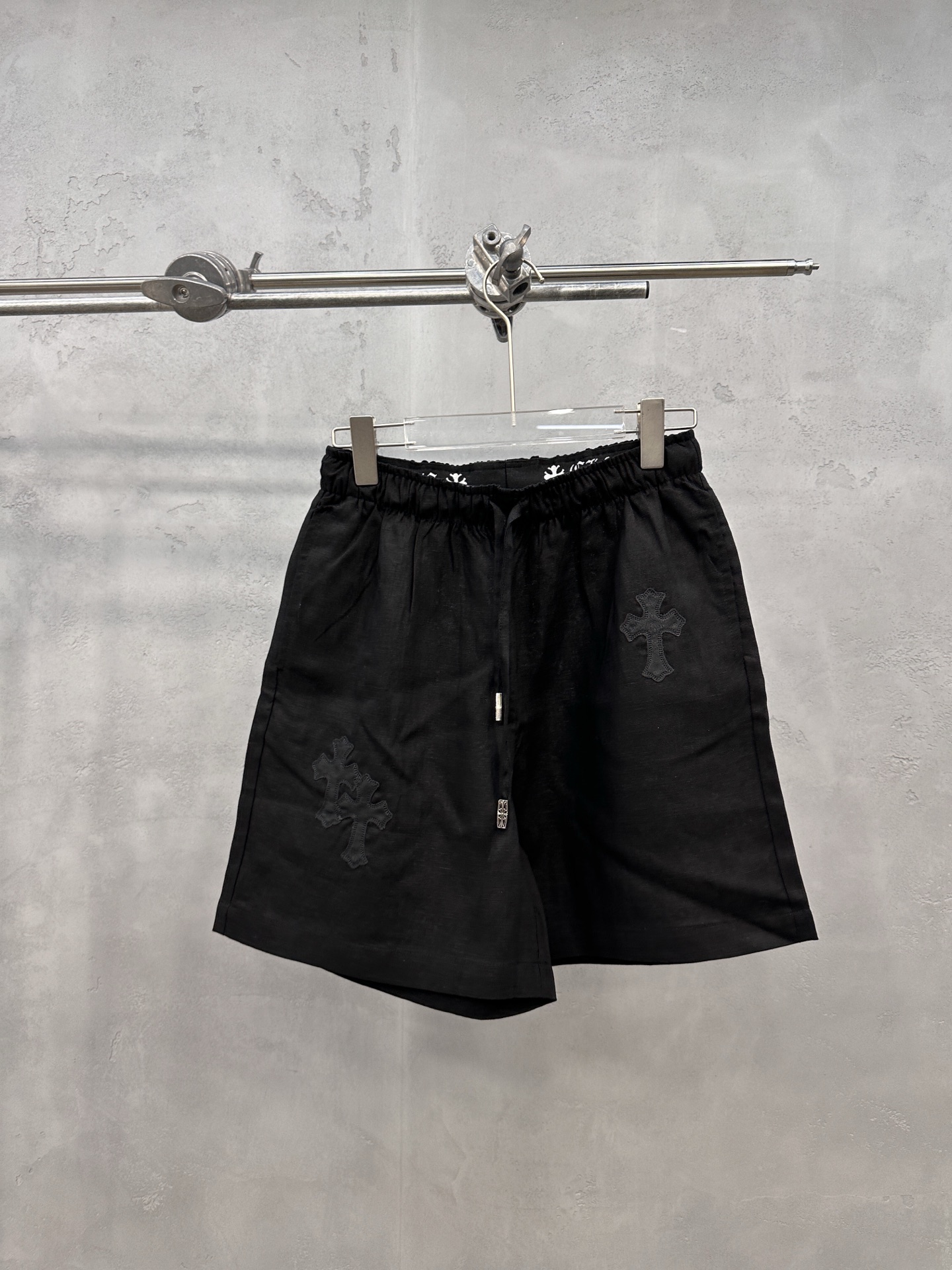 NO:863730,Chrome Hearts ｜ New casual shorts, ready-to-wear washed and hand-cut leather embroidery cross mark craftsmanship, imported Tencel linen fabric, fashionable and casual, size sml,, chrome hearts, shorts,19860909克罗心 ｜ 新款休闲短裤,成衣洗水加手工切皮刺绣十字标工艺,进口天丝亚麻面料,时尚休闲,尺码sml,,chrome hearts,shorts,,Women's clothing