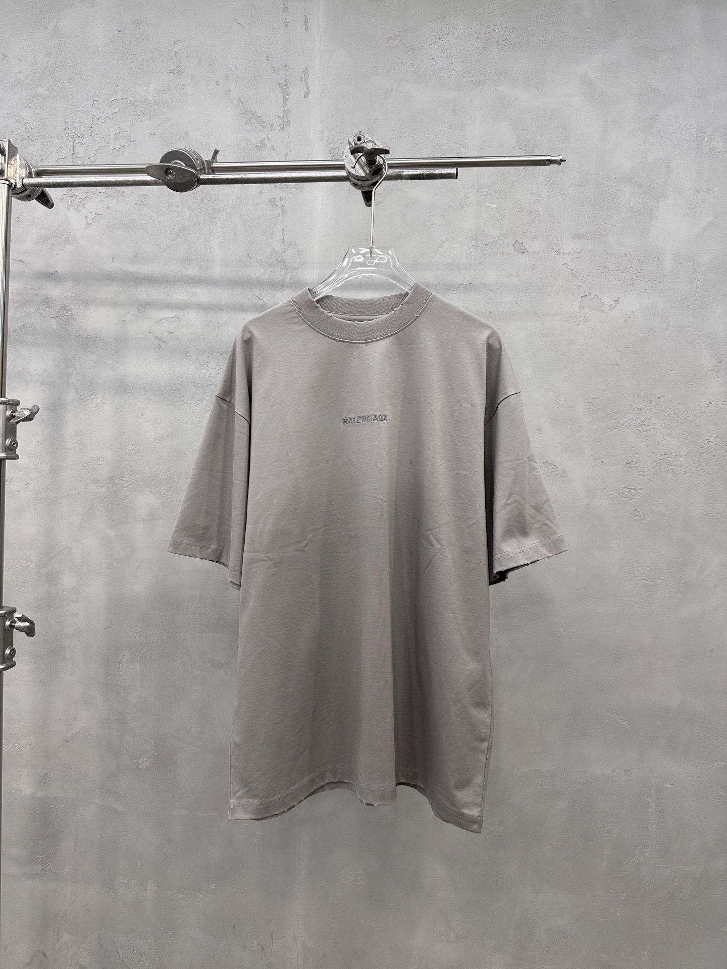 NO:863751,Paris | New short-sleeved t-shirt, brand classic embroidery logo plus garment washing and color-spraying process, casual and fashionable, same style for men and women. Size sml,, T-shirt,19860909巴黎 ｜ 新款短袖t,品牌经典刺绣标加成衣洗水喷色吊磨工艺,休闲时尚,男女同款.尺码sml,,T-shirt,,Women's clothing