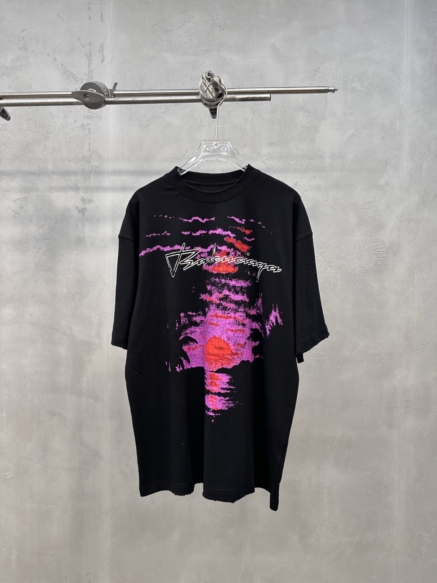 NO:863856,Paris ｜ New short-sleeved t-shirt, ready-to-wear washed and polished with digital direct printing technology, casual and fashionable, same style for men and women, size sml,, T-shirt,19860909巴黎 ｜ 新款短袖t,成衣洗水吊磨加数码直喷印花工艺,休闲时尚,男女同款,尺码sml,,T-shirt,,Women's clothing