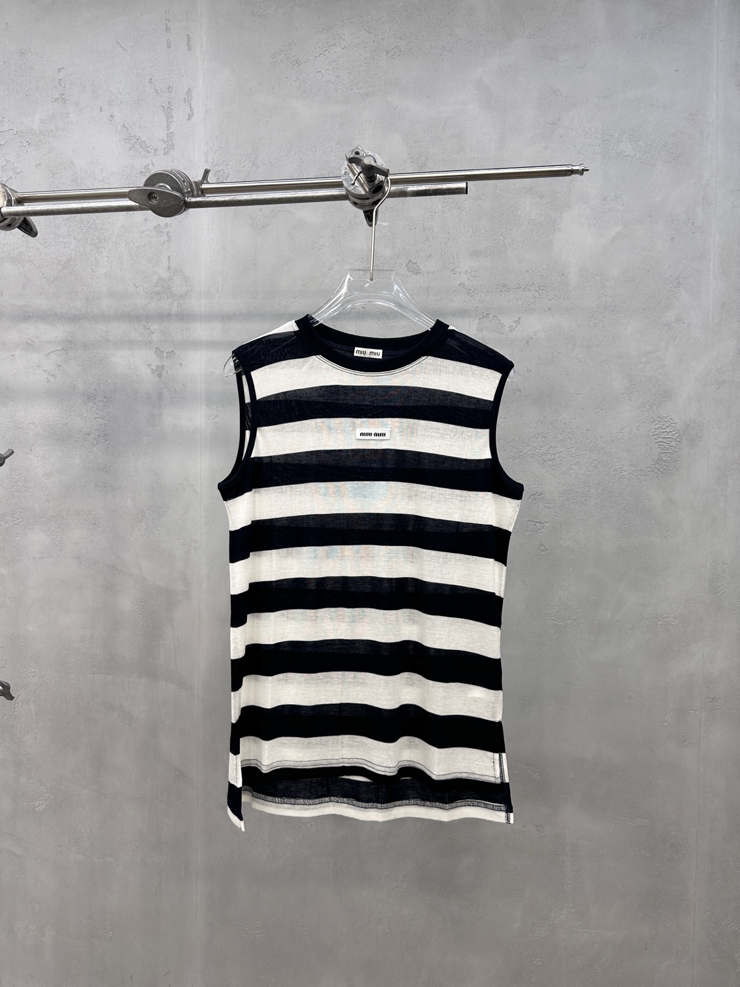 NO:870111,Miu | New casual vest, brand classic embroidered logo, Tencel wool yarn-dyed striped fabric, high fashion, size sml,,miumiu,19860909Miu ｜ 新款休闲背心,品牌经典刺绣标,天丝羊毛色织条纹面料,高级时尚,尺码sml,,miumiu,,Women's clothing