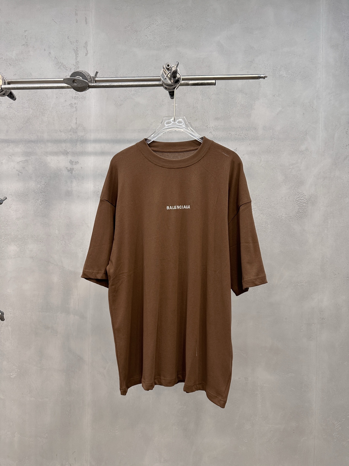 NO:870133,Paris | New short-sleeved T-shirt, classic brand embroidery logo on the front and back, imported high-viscosity cotton fabric, casual and fashionable, same style for men and women, size sml,, T-shirt,19860909巴黎 ｜ 新款短袖t,前后品牌经典刺绣标,进口高黏棉面料,休闲时尚,男女同款,尺码sml,,T-shirt,,Women's clothing
