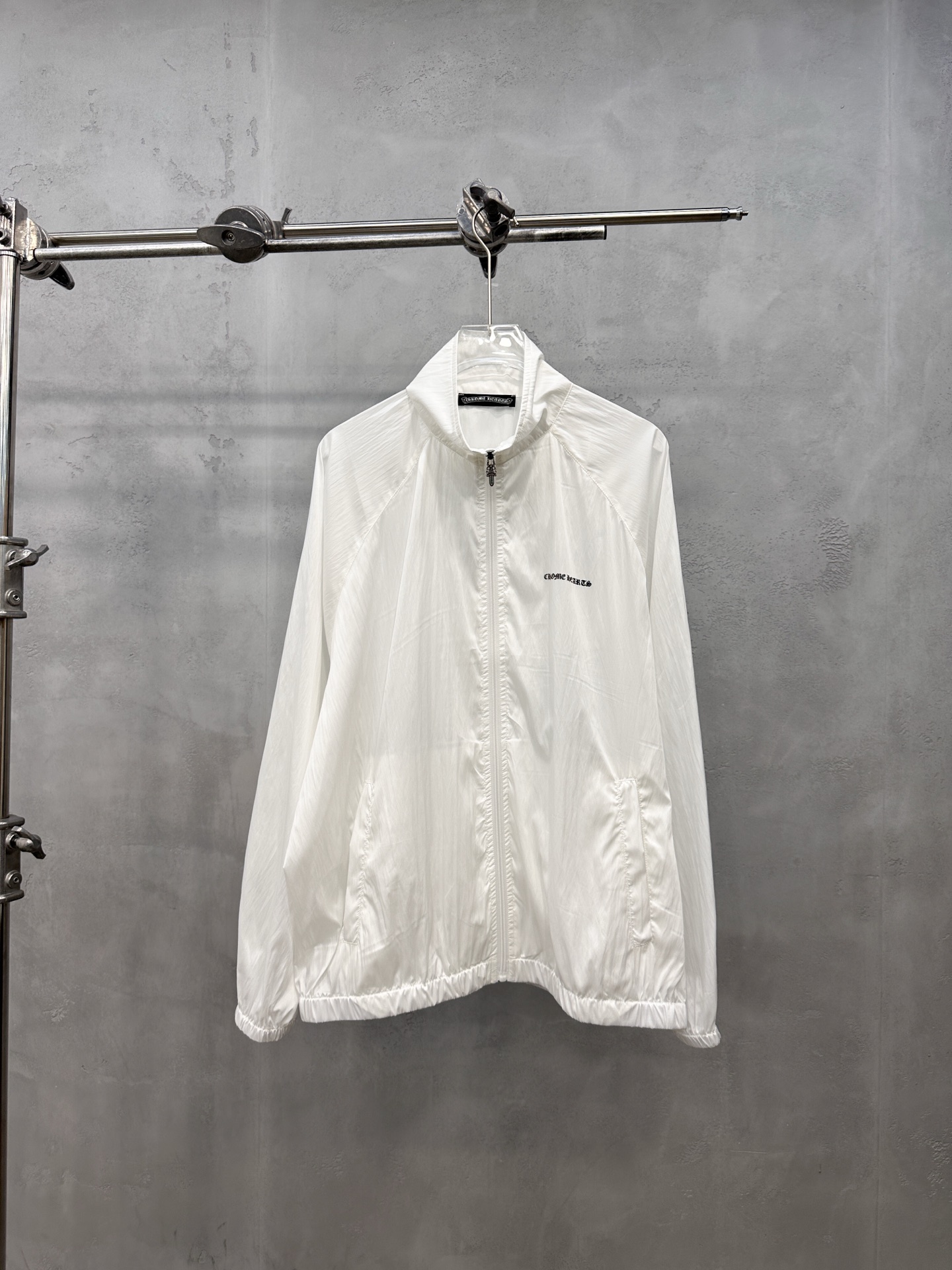 NO:870143,Chrome Hearts | New sun protection windbreaker, classic brand printed logo on the front and back, special splicing structure style, thinly coated sun protection fabric, casual and fashionable, size sml,, chrome hearts,19860909克罗心 ｜ 新款防晒风衣,前后品牌经典印花标,特别拼接结构款式,涂层薄防晒面料,休闲时尚,尺码sml,,chrome hearts,,Women's clothing