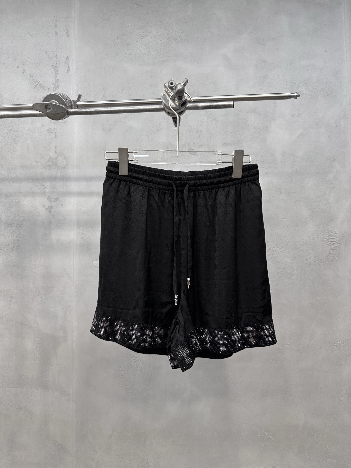 NO:870152,Chrome Hearts ｜ New casual shorts, custom-woven brand rayon rayon jacquard fabric, heavy industry ironing process for ready-made garments, casual fashion, size sml,, chrome hearts, shorts,19860909克罗心 ｜ 新款休闲短裤,定织品牌人丝人棉提花面料,成衣重工烫钻工艺,休闲时尚,尺码sml,,chrome hearts,shorts,,Women's clothing