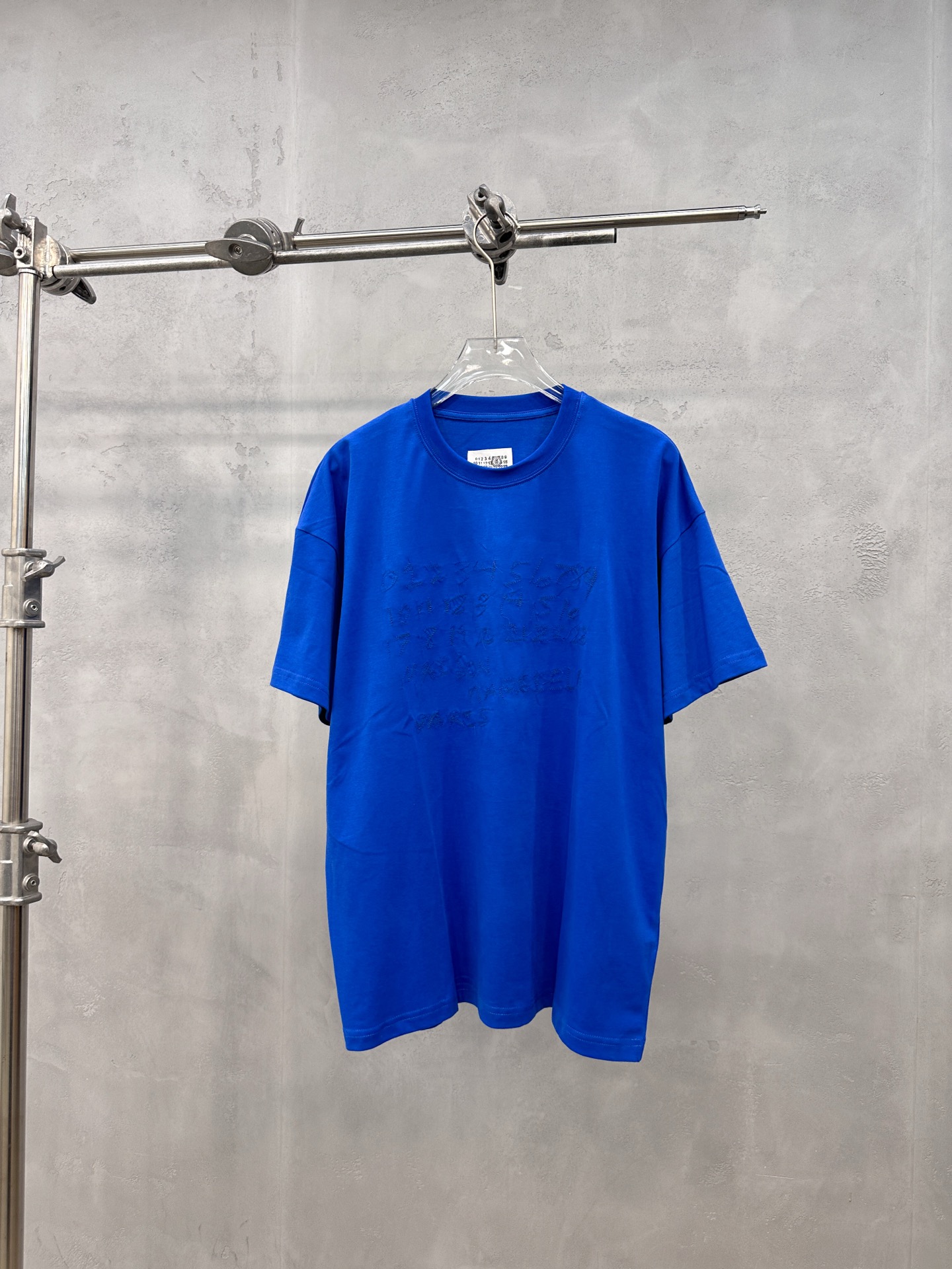 NO:870199,mm6 | New short-sleeved T-shirt, ready-to-wear washed and branded with classic embroidery technology, casual and fashionable, same style for men and women, size sml, masion margiela, T-shirt,19860909mm6 ｜ 新款短袖t,成衣洗水加品牌经典刺绣工艺,休闲时尚,男女同款,尺码sml,,masion margiela,T-shirt,,Women's clothing