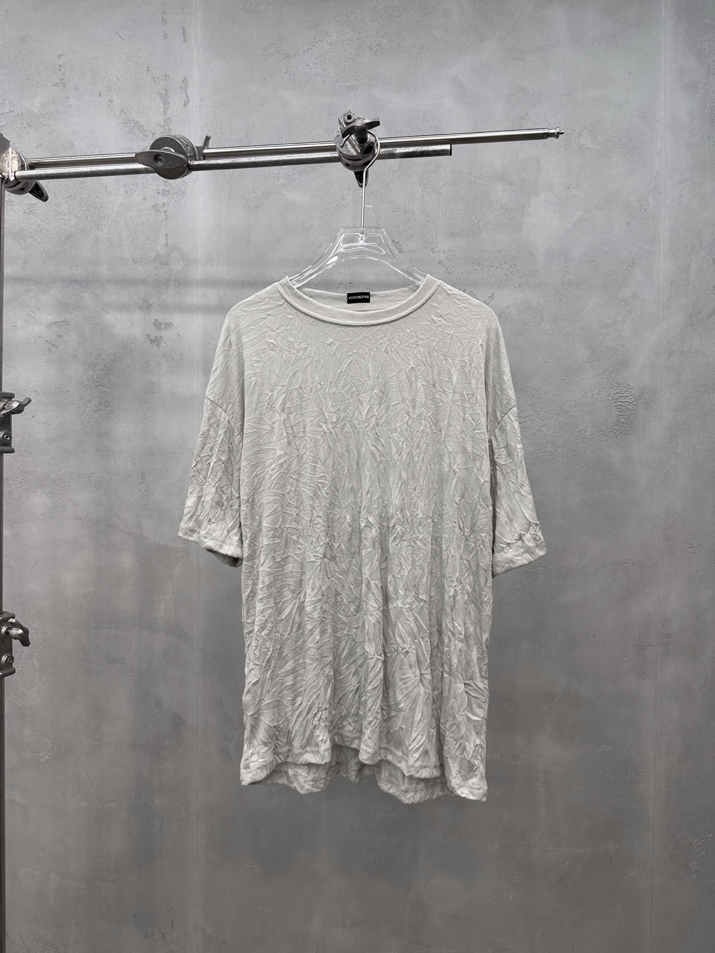 NO:870241,Paris | New short-sleeved t-shirt, imported Tencel fabric, classic brand embroidery logo, garment pleating technology, fashionable and casual, same style for men and women, size sml,, T-shirt,19860909巴黎 ｜ 新款短袖t,进口天丝面料,品牌经典刺绣标,成衣压褶工艺,时尚休闲,男女同款,尺码sml,,T-shirt,,Women's clothing