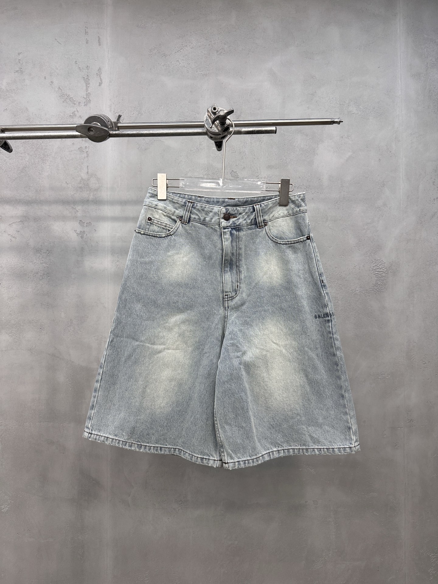 NO:870251,Paris | New denim shorts, ready-to-wear washed and polished with brand classic embroidered logo, casual and fashionable, sizes sml,,shorts,19860909巴黎 ｜ 新款牛仔短裤,成衣洗水吊磨加品牌经典刺绣标,休闲时尚,尺码sml,,shorts,,Women's clothing