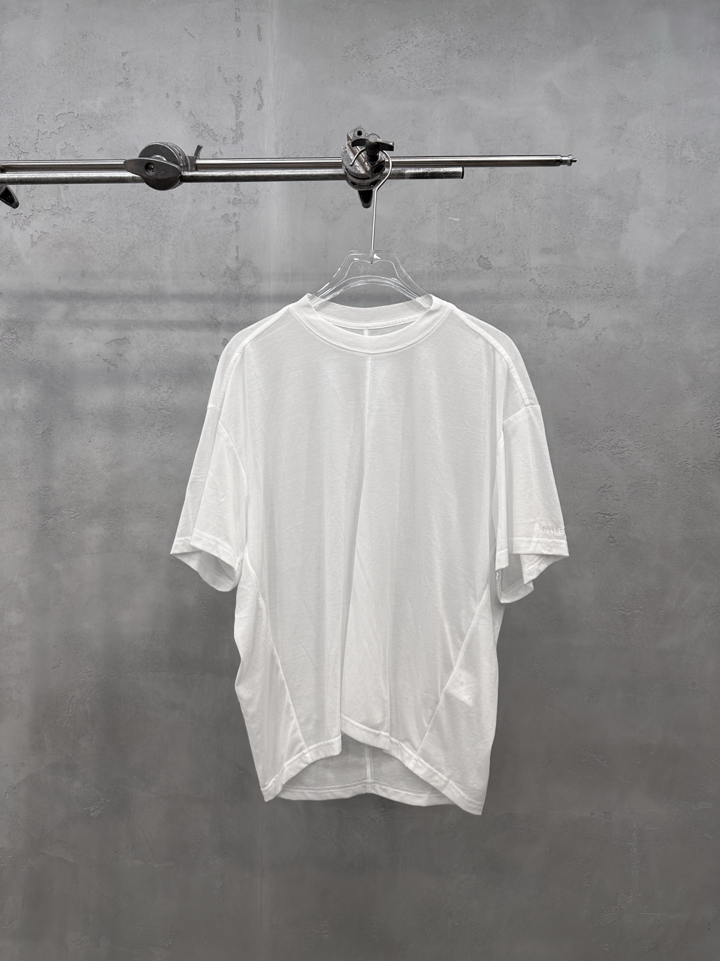 NO:875116,Paris | New short-sleeved t-shirt, classic brand embroidered logo, special structural style, imported high-viscosity cotton fabric, fashionable and casual, size sml,, T-shirt,19860909巴黎 ｜ 新款短袖t,品牌经典刺绣标,特殊结构款式,进口高黏棉面料,时尚休闲,尺码sml,,T-shirt,,Women's clothing