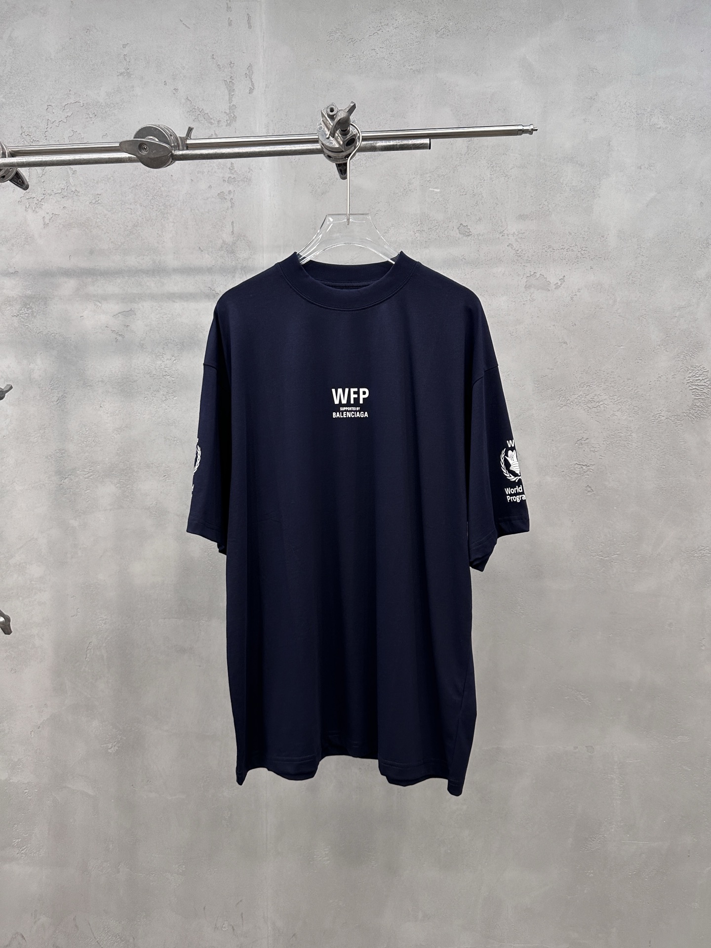 NO:876304,Paris | New short-sleeved t-shirt, ready-to-wear washed with multiple printing techniques, casual and fashionable, same style for men and women, size sml,, T-shirt,19860909巴黎 ｜ 新款短袖t,成衣洗水加多处印花工艺,休闲时尚,男女同款,尺码sml,,T-shirt,,Women's clothing