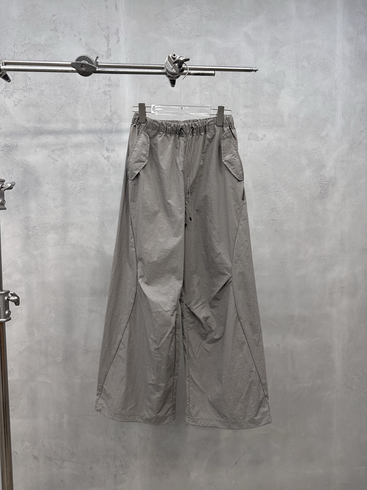 NO:876337,King | New style casual pants, brand classic embroidery logo, special structural line style, functional casual fabric, size sml,, alexander wang,19860909大王 ｜ 新款休闲裤,品牌经典刺绣标,特殊结构线条款式,机能休闲面料,尺码sml,,alexander wang,,Women's clothing