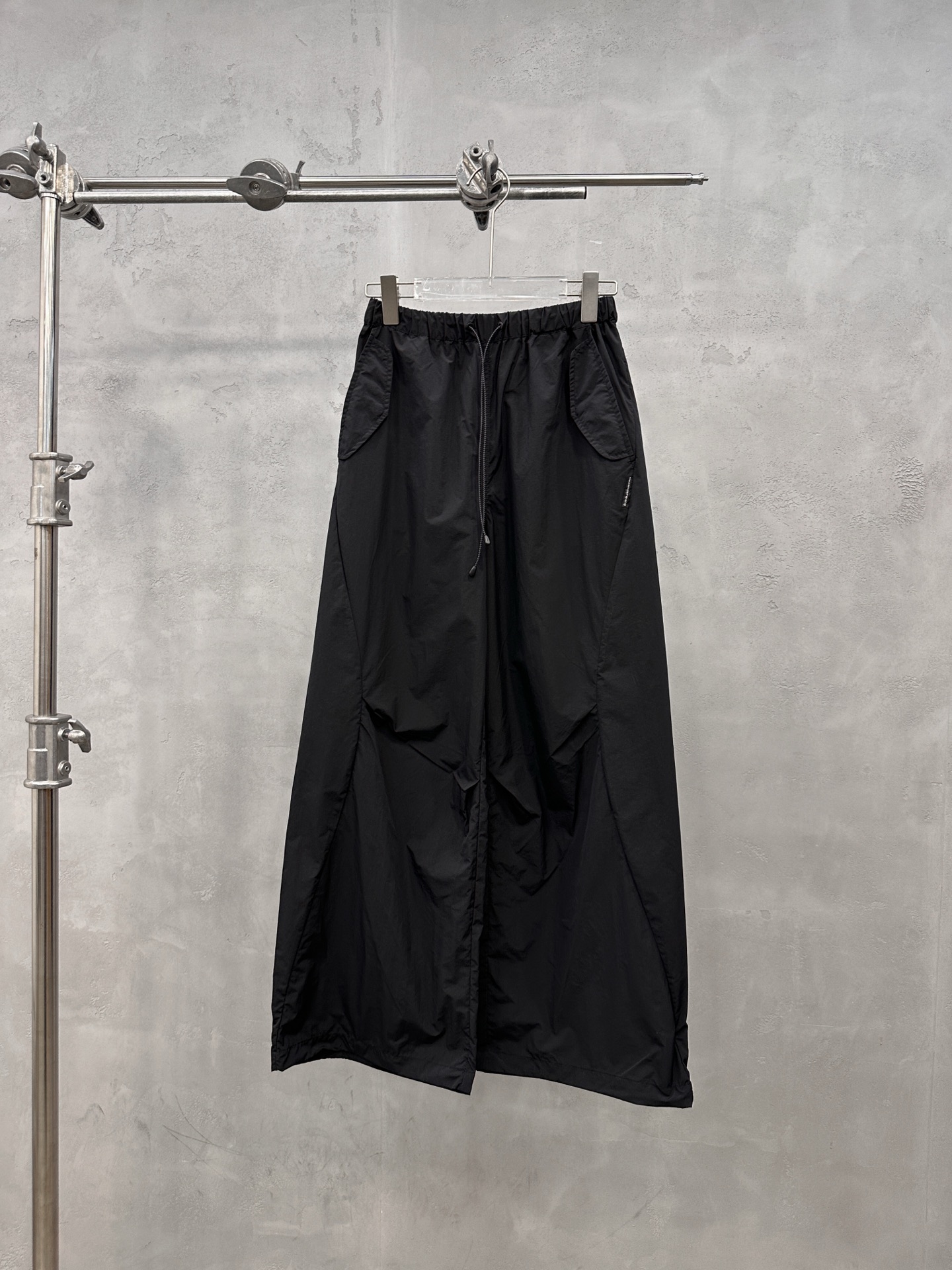 NO:877393,King | New style casual pants, brand classic embroidery logo, special structural line style, functional casual fabric, size sml,, alexander wang,19860909大王 ｜ 新款休闲裤,品牌经典刺绣标,特殊结构线条款式,机能休闲面料,尺码sml,,alexander wang,,Women's clothing