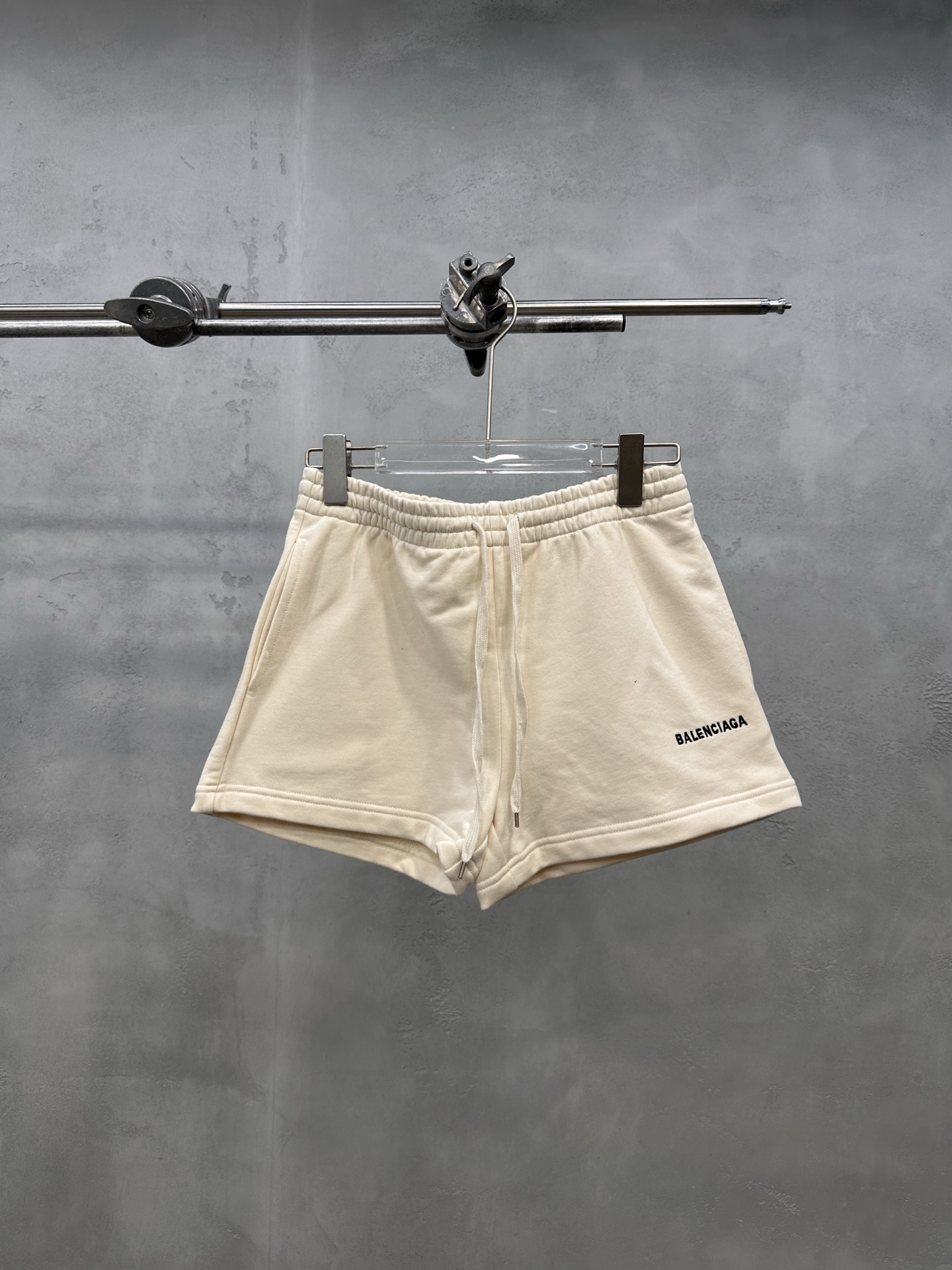 NO:885338,Paris ｜ New casual shorts, ready-to-wear washed and with classic embroidery logo craftsmanship, fashionable and versatile, sizes sml,,shorts,19860909巴黎 ｜ 新款休闲短裤,成衣洗水加经典刺绣标工艺,时尚百搭,尺码sml,,shorts,,Women's clothing