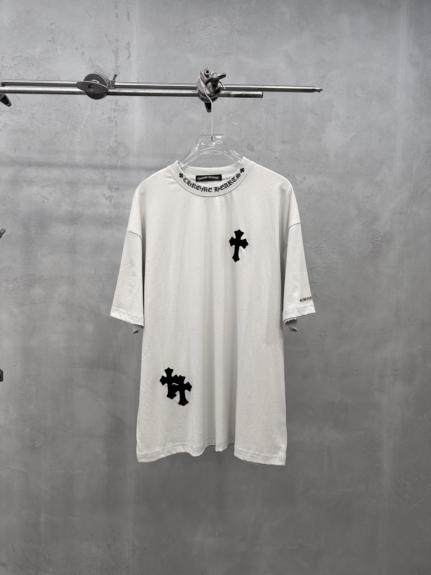 NO:885397,Chrome Hearts ｜ New short-sleeved T-shirt, ready-to-wear washed and embroidered cross mark, casual and fashionable, same style for men and women, size sml,, chrome hearts, T-shirt,19860909克罗心 ｜ 新款短袖t,成衣洗水吊磨印花工艺加手工切皮刺绣十字标,休闲时尚,男女同款,尺码sml,,chrome hearts,T-shirt,,Women's clothing
