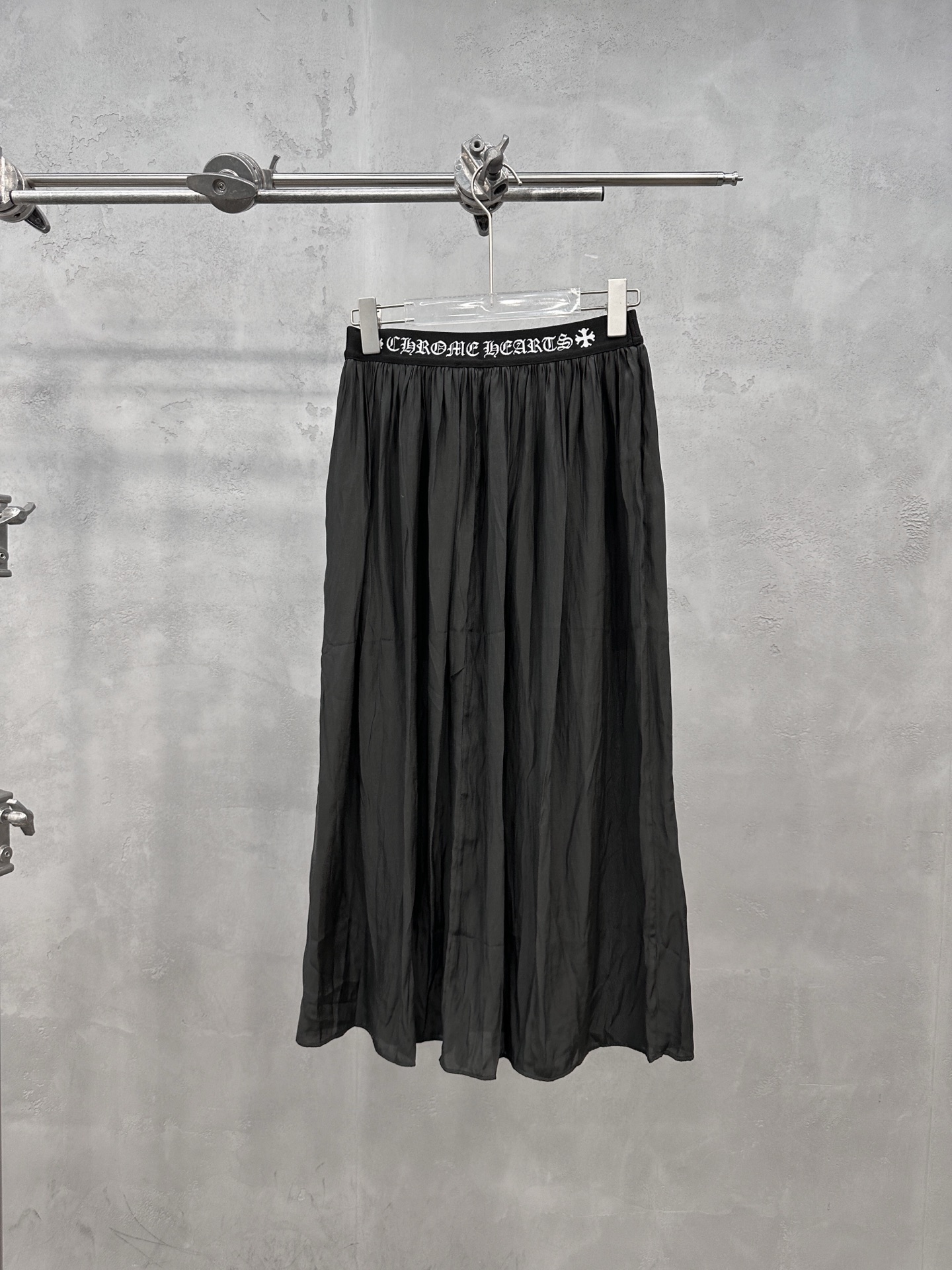 NO:885406,Chrome Hearts | New casual skirt, brand classic jacquard letter elastic waist, imported imitation silk fabric, garment pleating technology, casual fashion, size sml,,chrome hearts,skirts,19860909克罗心 ｜ 新款休闲半裙,品牌经典提花字母橡筋腰,进口仿丝面料,成衣压褶工艺,休闲时尚,尺码sml,,chrome hearts,skirts,,Women's clothing