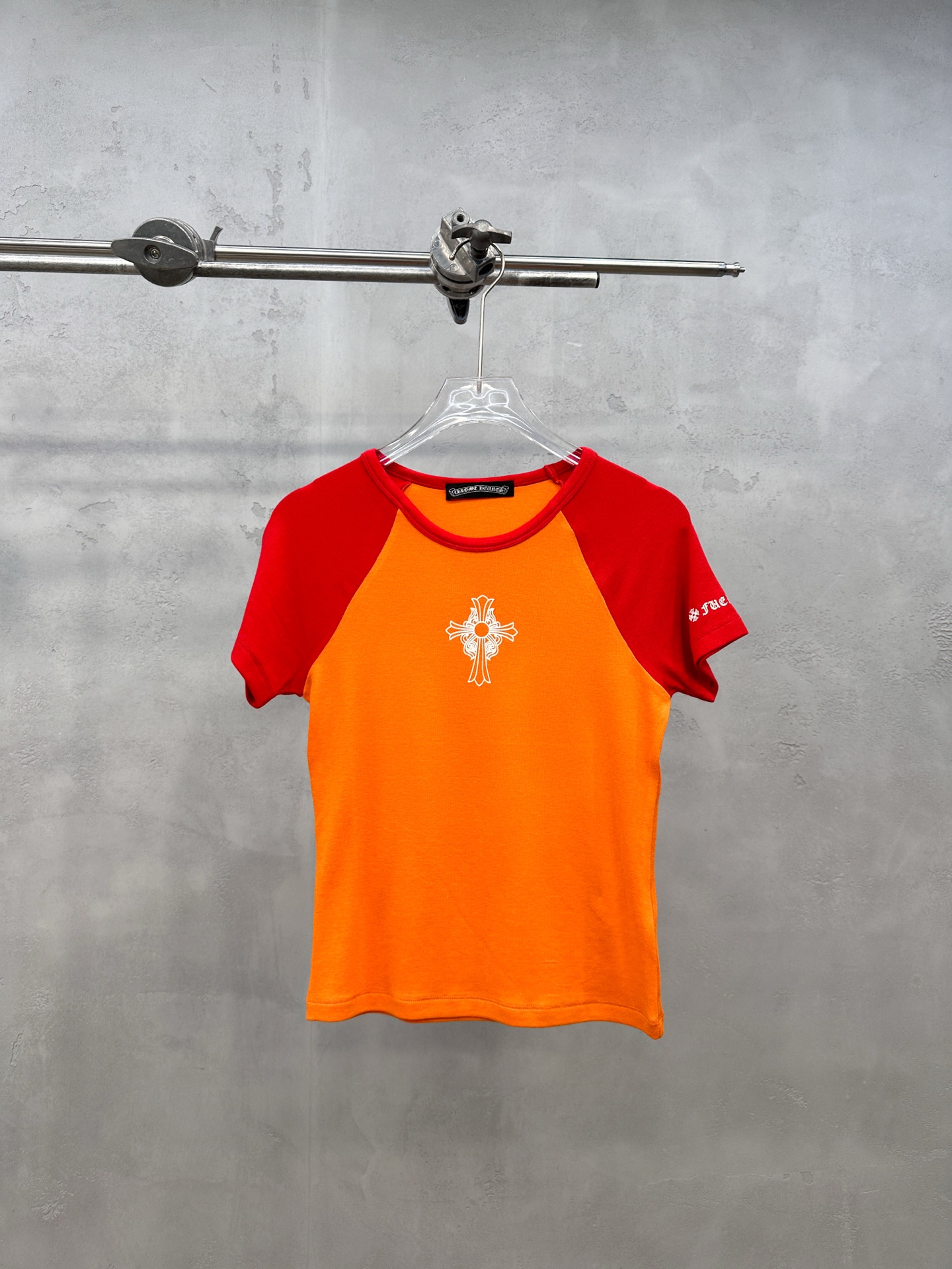 NO:885384,Chrome Hearts ｜ New short-sleeved T-shirt, garment washing and color fixation technology, rayon blended stretch fabric, multiple prints, fashionable contrasting raglan sleeve style, size sml,, chrome hearts, T-shirt,19860909克罗心 ｜ 新款短袖t,成衣洗水固色工艺,人棉混纺拉架面料,多处印花,时尚撞色插肩袖款式,尺码sml,,chrome hearts,T-shirt,,Women's clothing
