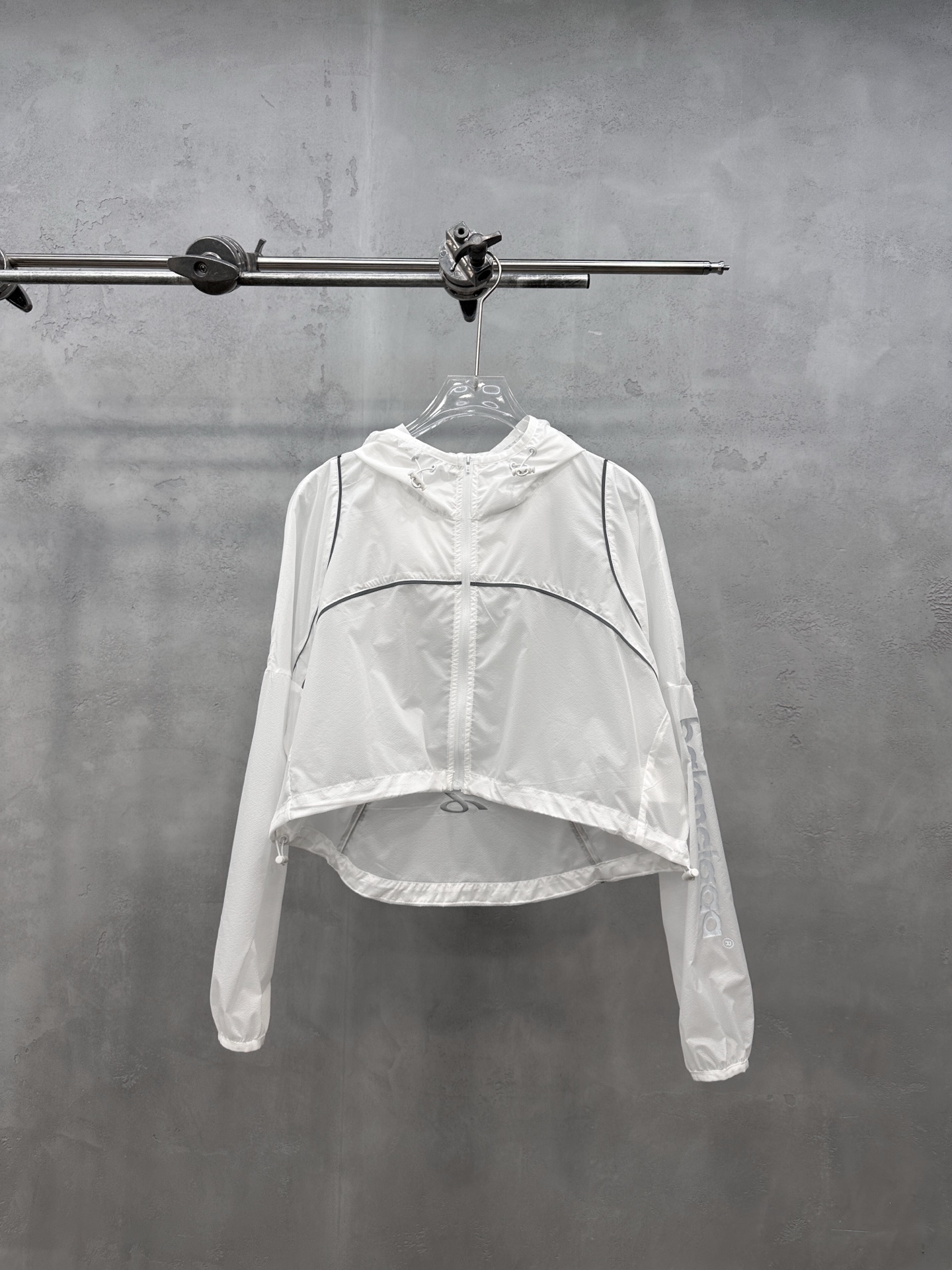 NO:886712,Paris | New sun protection top, brand classic printed logo, machine edge rope structure style, sports and leisure, size sml,,19860909巴黎 ｜ 新款防晒上衣,品牌经典印花标,机边绳结构款式,运动休闲,尺码sml,,,Women's clothing
