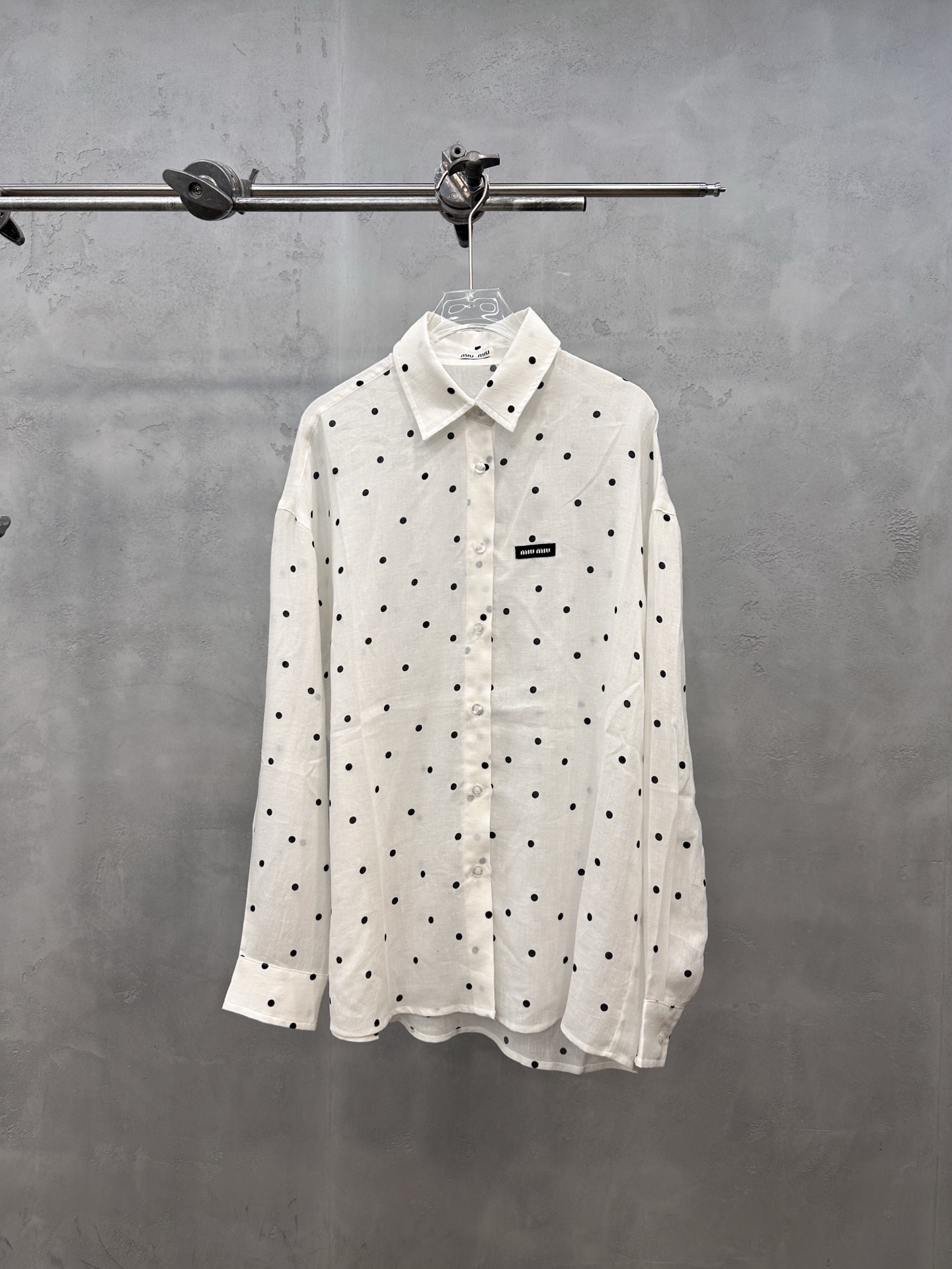 NO:891321,Miu | New casual shirt, Tencel linen shirt fabric imported from Japan, gray fabric polka dot printing technology, fashionable and casual, size sml,,miumiu,19860909Miu ｜ 新款休闲衬衣,日本进口天丝亚麻衬衣面料,坯布波点印花工艺,时尚休闲,尺码sml,,miumiu,,Women's clothing