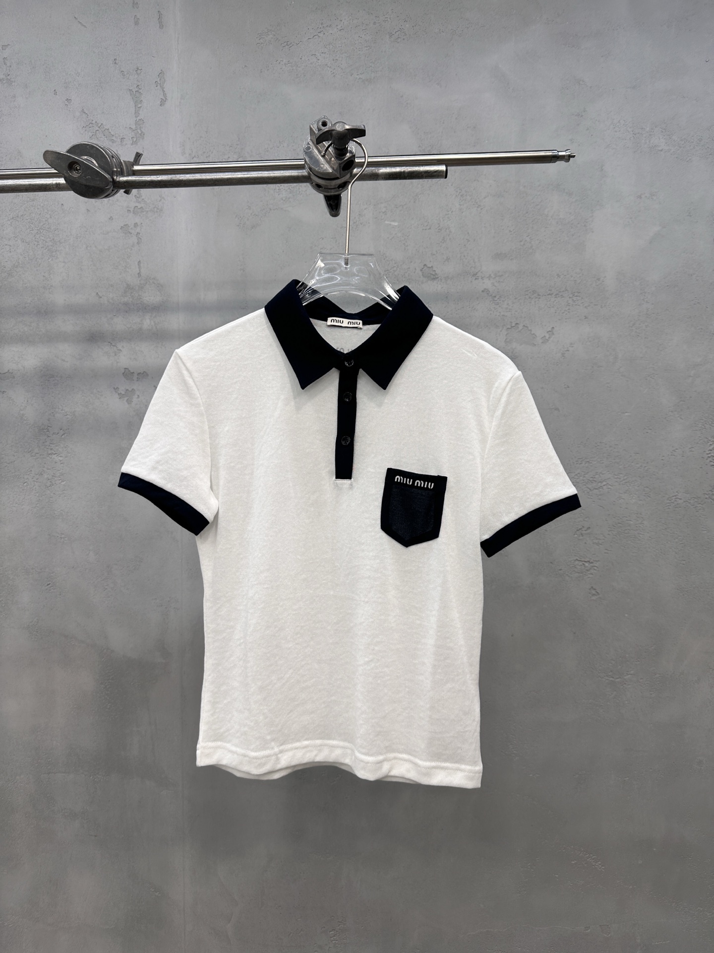 NO:892665,Miu ｜ New short-sleeved polo, ready-made garments washed with solid color and front and back printing technology, special high-viscosity cotton contrasting style, casual and fashionable, size sml,, miumiu, T-shirt,19860909Miu ｜ 新款短袖polo,成衣洗水固色加前后印花工艺,特殊高黏棉撞色款式,休闲时尚,尺码sml,,miumiu,T-shirt,,Women's clothing