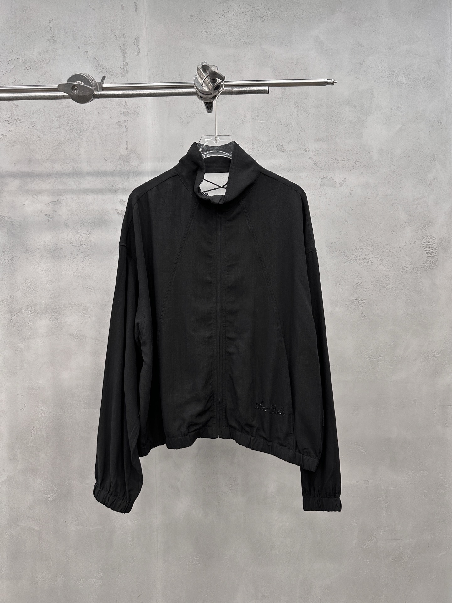 NO:893191,Acne | New casual top, imported lyocell linen fabric, lace stitching on the back, brand classic hot diamond logo, fashionable and casual, size sml,,acne studios,19860909Acne ｜ 新款休闲上衣,进口莱赛尔亚麻面料,后背蕾丝拼接做工,品牌经典烫钻标,时尚休闲,尺码sml,,acne studios,,Women's clothing