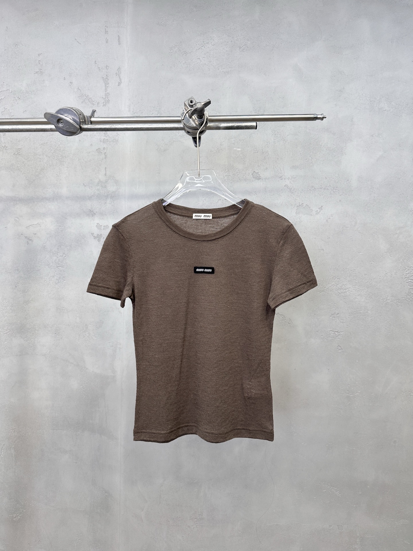 NO:893193,Miu | New short-sleeved T-shirt, brand classic embroidery logo, imported wool fabric, casual fashion, size sml,,miumiu,T-shirt,19860909Miu ｜ 新款短袖t,品牌经典刺绣标,羊毛进口面料,休闲时尚,尺码sml,,miumiu,T-shirt,,Women's clothing