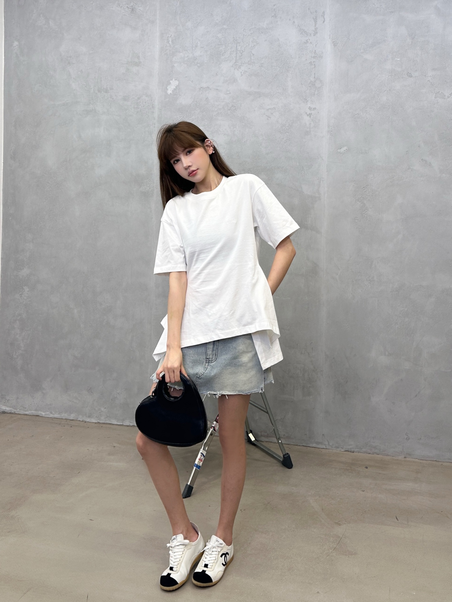 NO:900139,Loewe | New short-sleeved T-shirt, brand classic embroidery logo, special structural style design, casual and fashionable, size sml,,loewe,T-shirt,19860909Loewe ｜ 新款短袖t,品牌经典刺绣标,特别结构款式设计,休闲时尚,尺码sml,,loewe,T-shirt,,Women's clothing