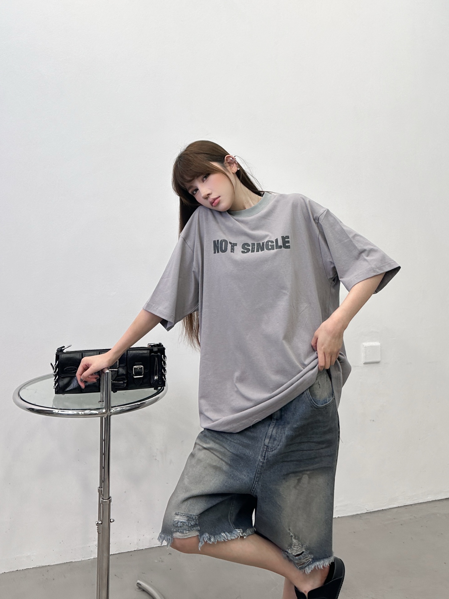 NO:906971,Paris ｜ New short-sleeved T-shirt, ready-to-wear, washed, milled and cracked with printing technology, fashionable and casual, same style for men and women, size sml,, T-shirt,19860909巴黎 ｜ 新款短袖t,成衣洗水吊磨加裂浆印花工艺,时尚休闲,男女同款,尺码sml,,T-shirt,,Women's clothing