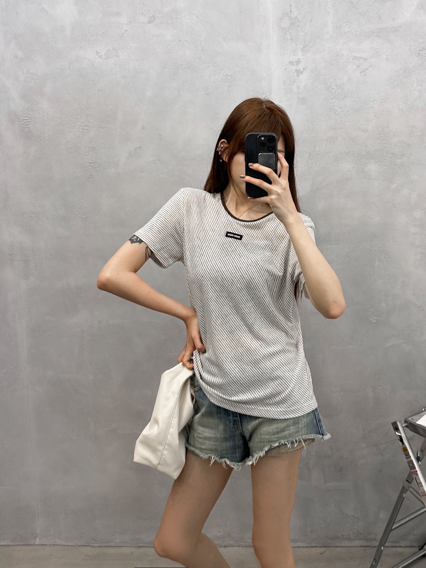 NO:907873,Miu | New short-sleeved T-shirt, brand classic embroidery logo, rayon-dyed striped fabric, casual and fashionable, size sml,,miumiu,T-shirt,19860909Miu ｜ 新款短袖t,品牌经典刺绣标,人棉混纺色织条纹面料,休闲时尚,尺码sml,,miumiu,T-shirt,,Women's clothing