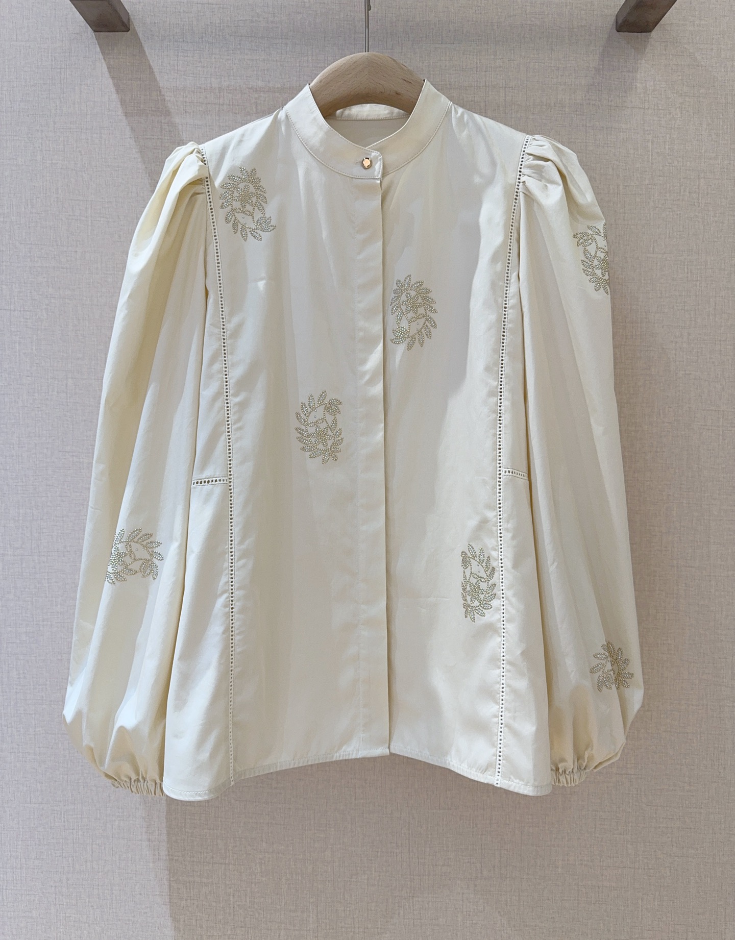 “Maxmara A25 Elegant Suit for Single Female with Bubble Sleeve Design and Hot Drilling Process – Review” - 图片 3