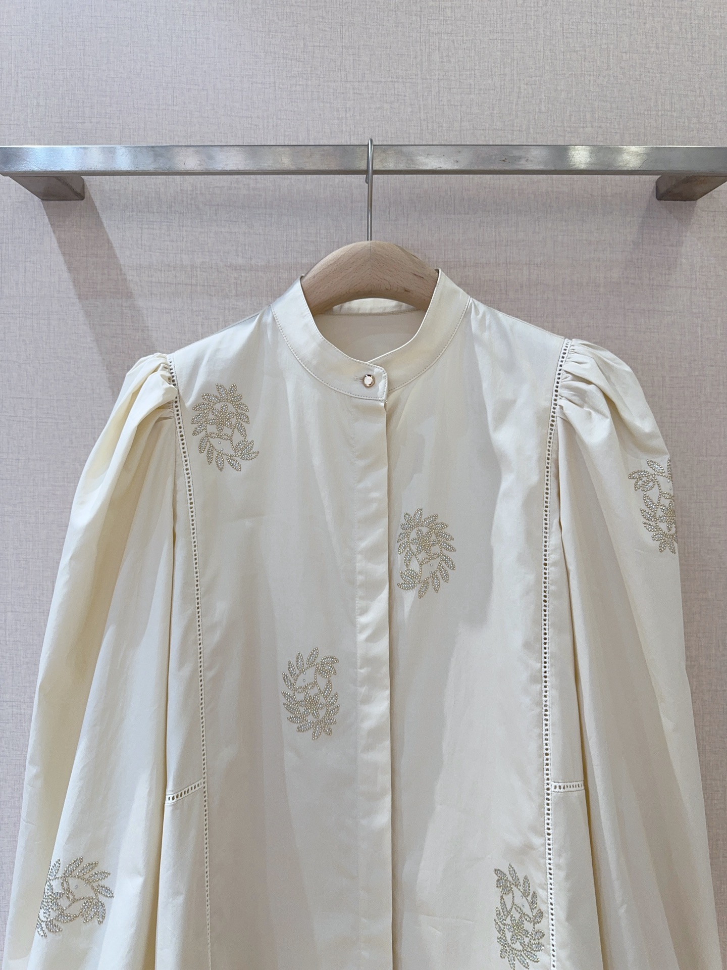 “Maxmara A25 Elegant Suit for Single Female with Bubble Sleeve Design and Hot Drilling Process – Review” - 图片 2