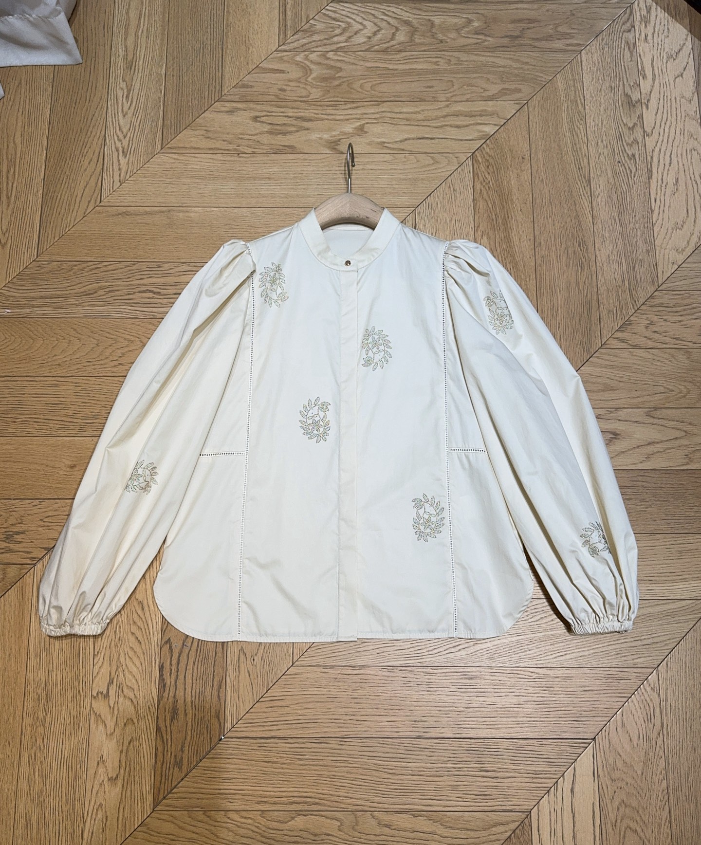 “Maxmara A25 Elegant Suit for Single Female with Bubble Sleeve Design and Hot Drilling Process – Review” - 图片 7
