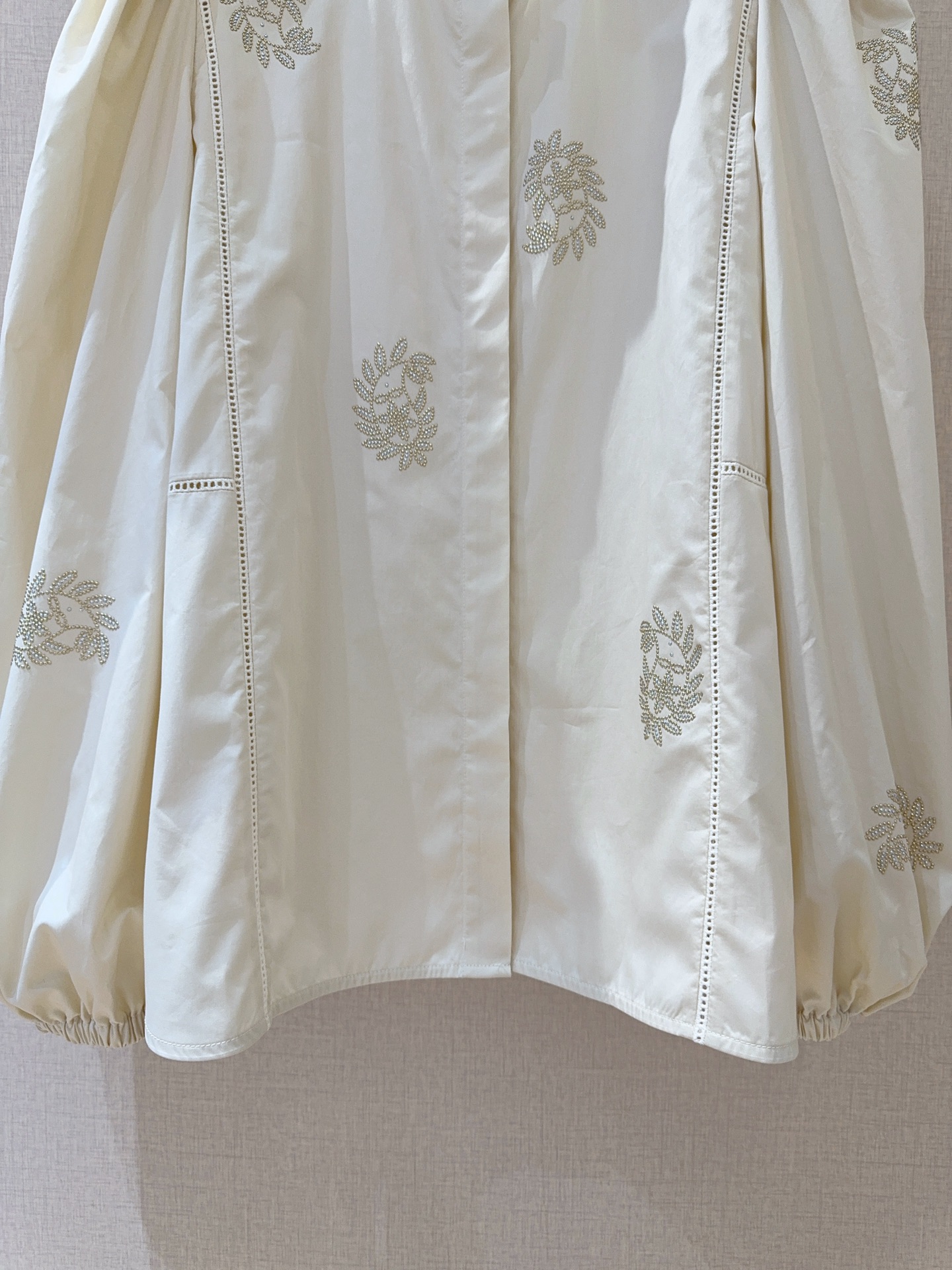 “Maxmara A25 Elegant Suit for Single Female with Bubble Sleeve Design and Hot Drilling Process – Review” - 图片 4