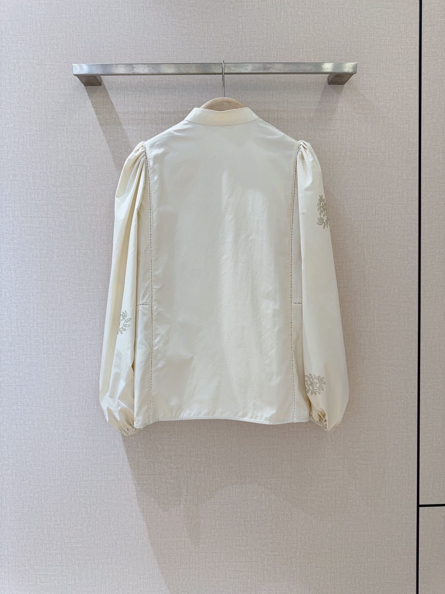 “Maxmara A25 Elegant Suit for Single Female with Bubble Sleeve Design and Hot Drilling Process – Review” - 图片 5