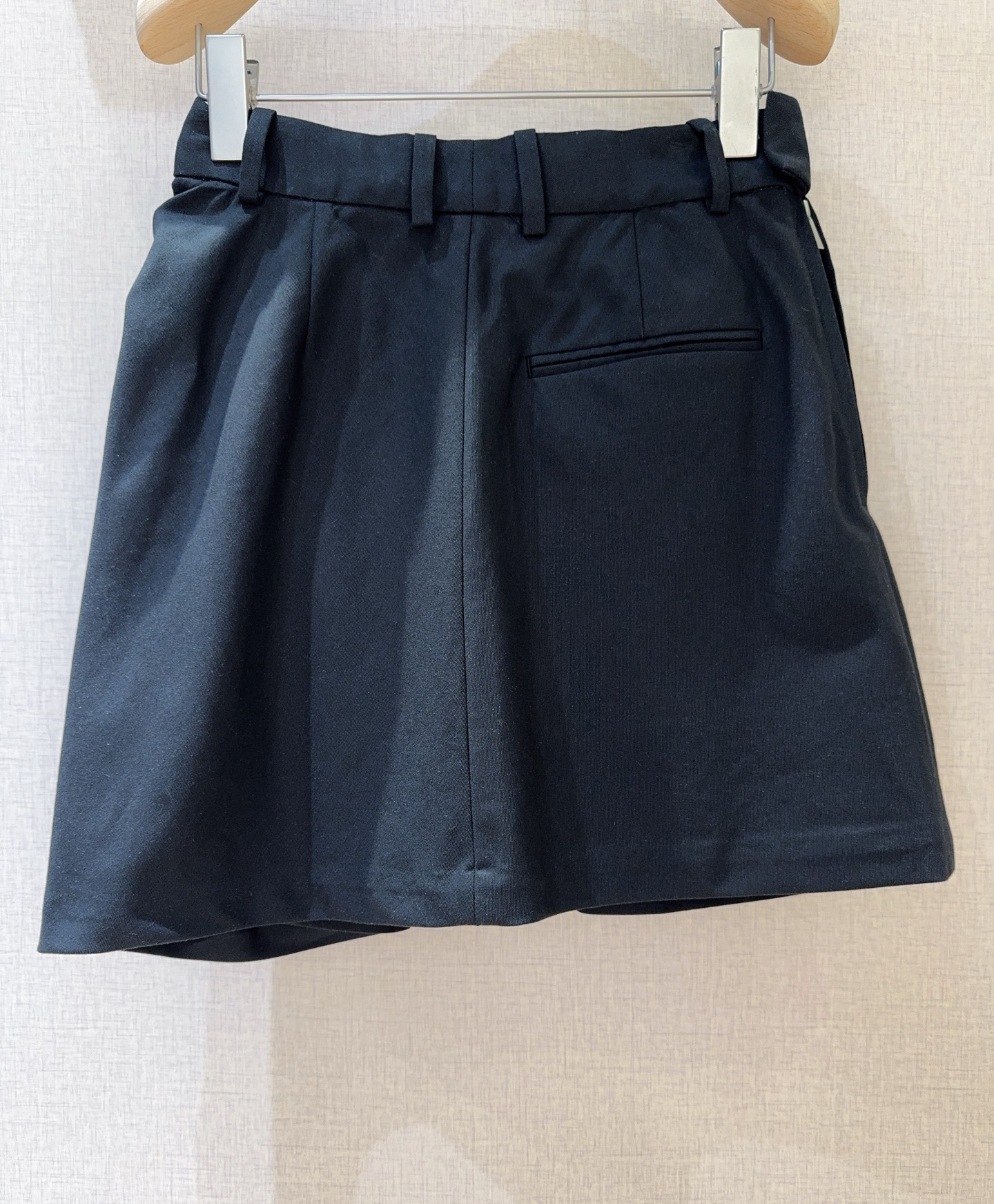 LOE*W*E新品上架了🆕...不规则褶裥自腰间蔓延，灵动且富有层次，利落拉链与个性褶裥又酷又飒，标志性