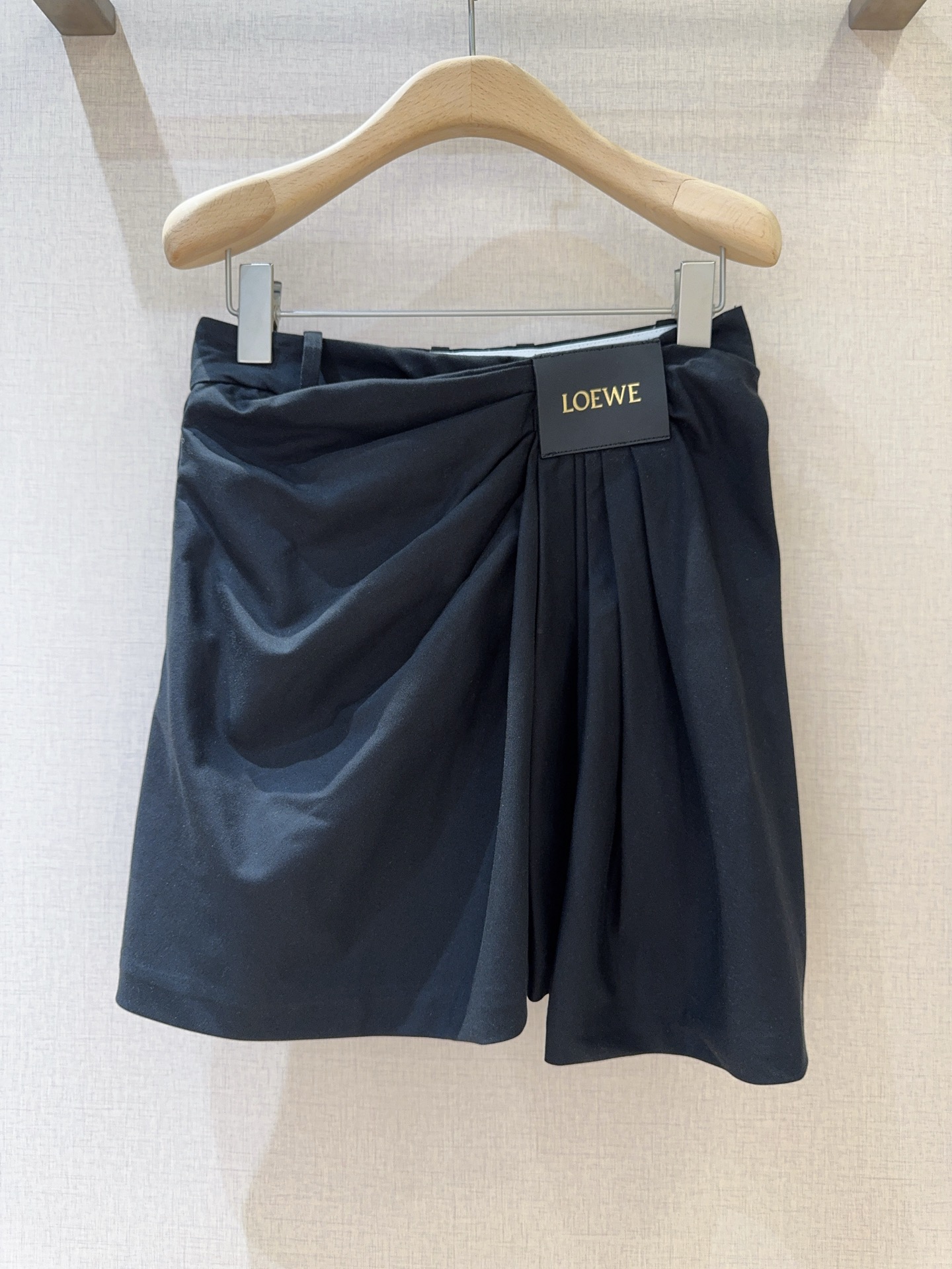 LOE*W*E新品上架了🆕...不规则褶裥自腰间蔓延，灵动且富有层次，利落拉链与个性褶裥又酷又飒，标志性