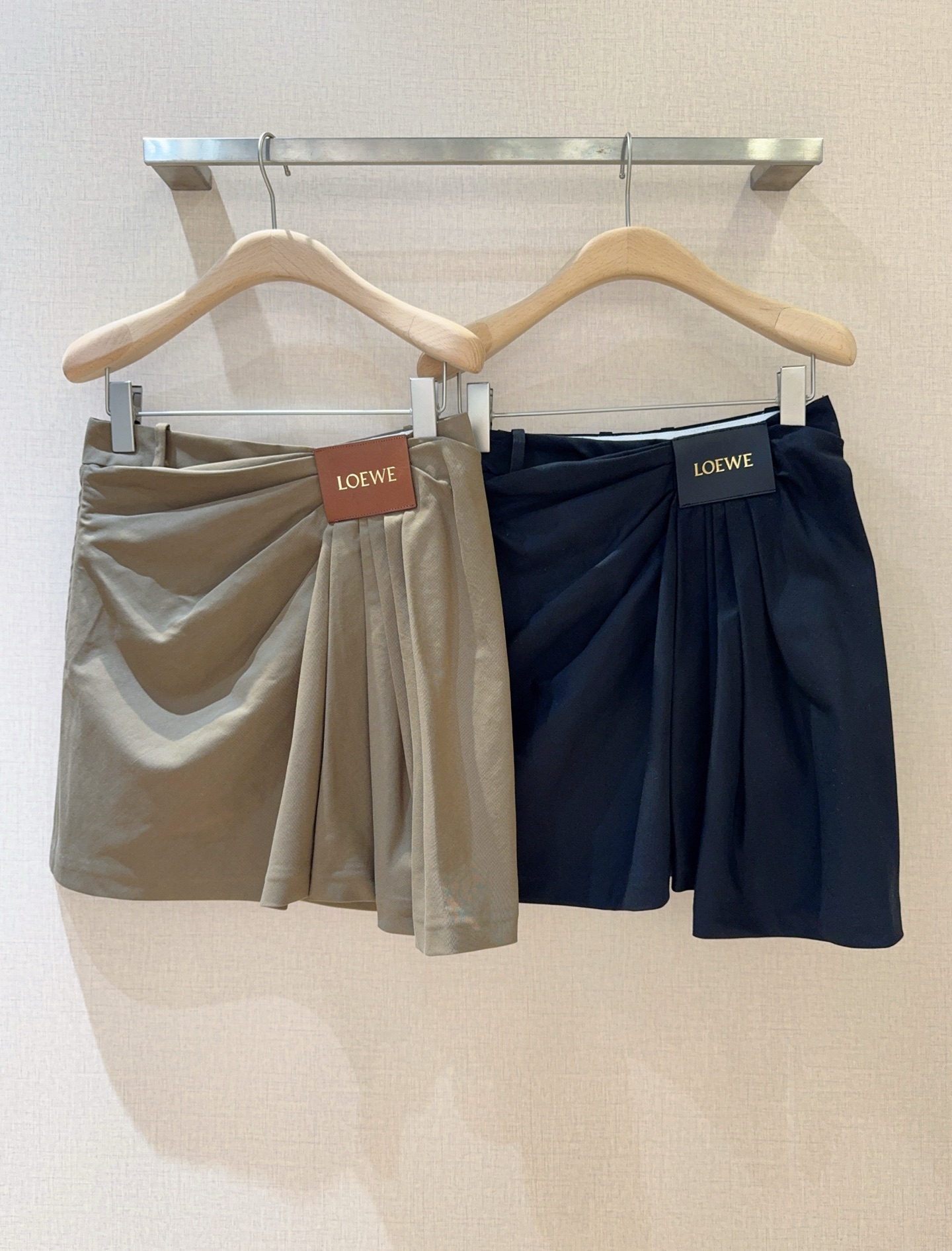 LOE*W*E新品上架了🆕...不规则褶裥自腰间蔓延，灵动且富有层次，利落拉链与个性褶裥又酷又飒，标志性