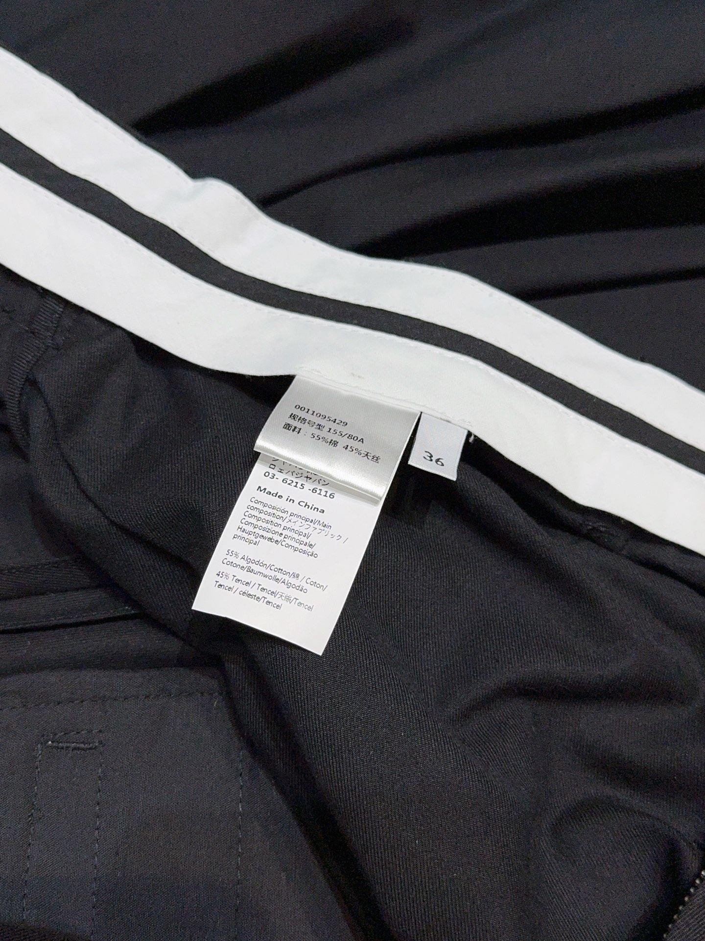 LOE*W*E新品上架了🆕...不规则褶裥自腰间蔓延，灵动且富有层次，利落拉链与个性褶裥又酷又飒，标志性