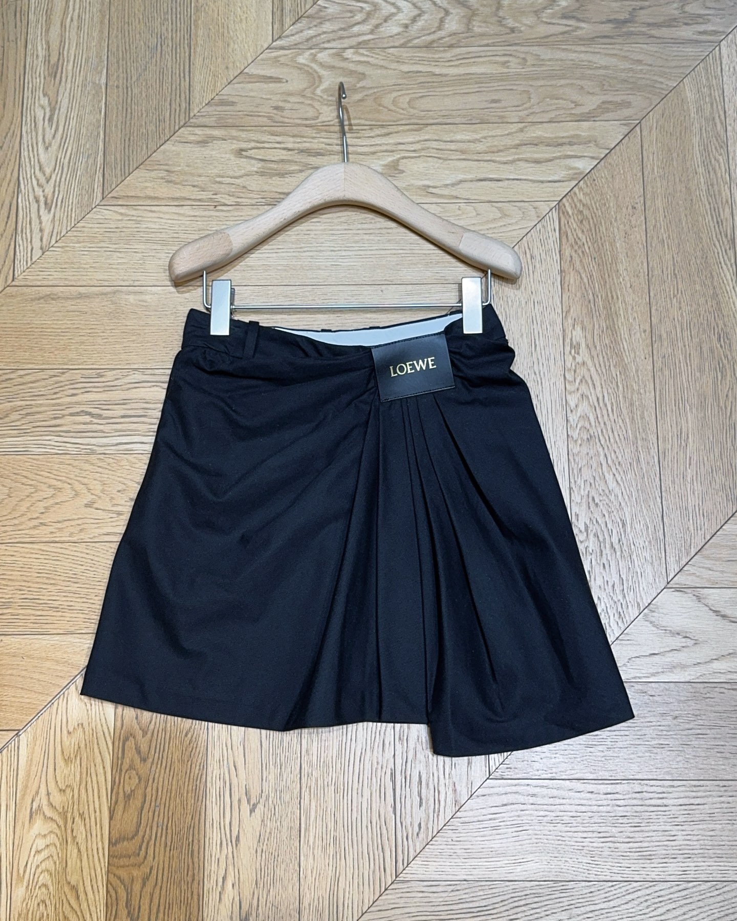 LOE*W*E新品上架了🆕...不规则褶裥自腰间蔓延，灵动且富有层次，利落拉链与个性褶裥又酷又飒，标志性