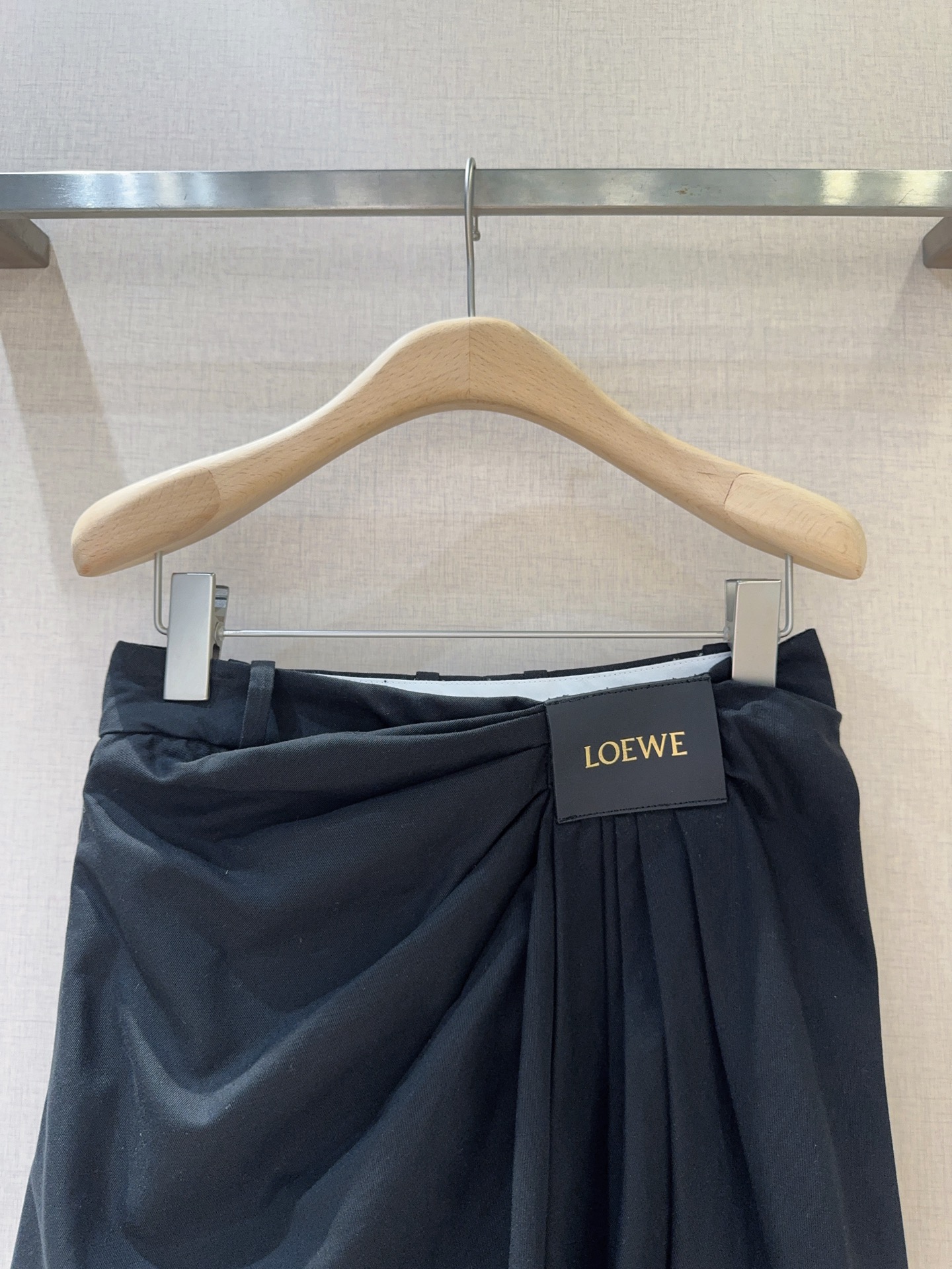 LOE*W*E新品上架了🆕...不规则褶裥自腰间蔓延，灵动且富有层次，利落拉链与个性褶裥又酷又飒，标志性