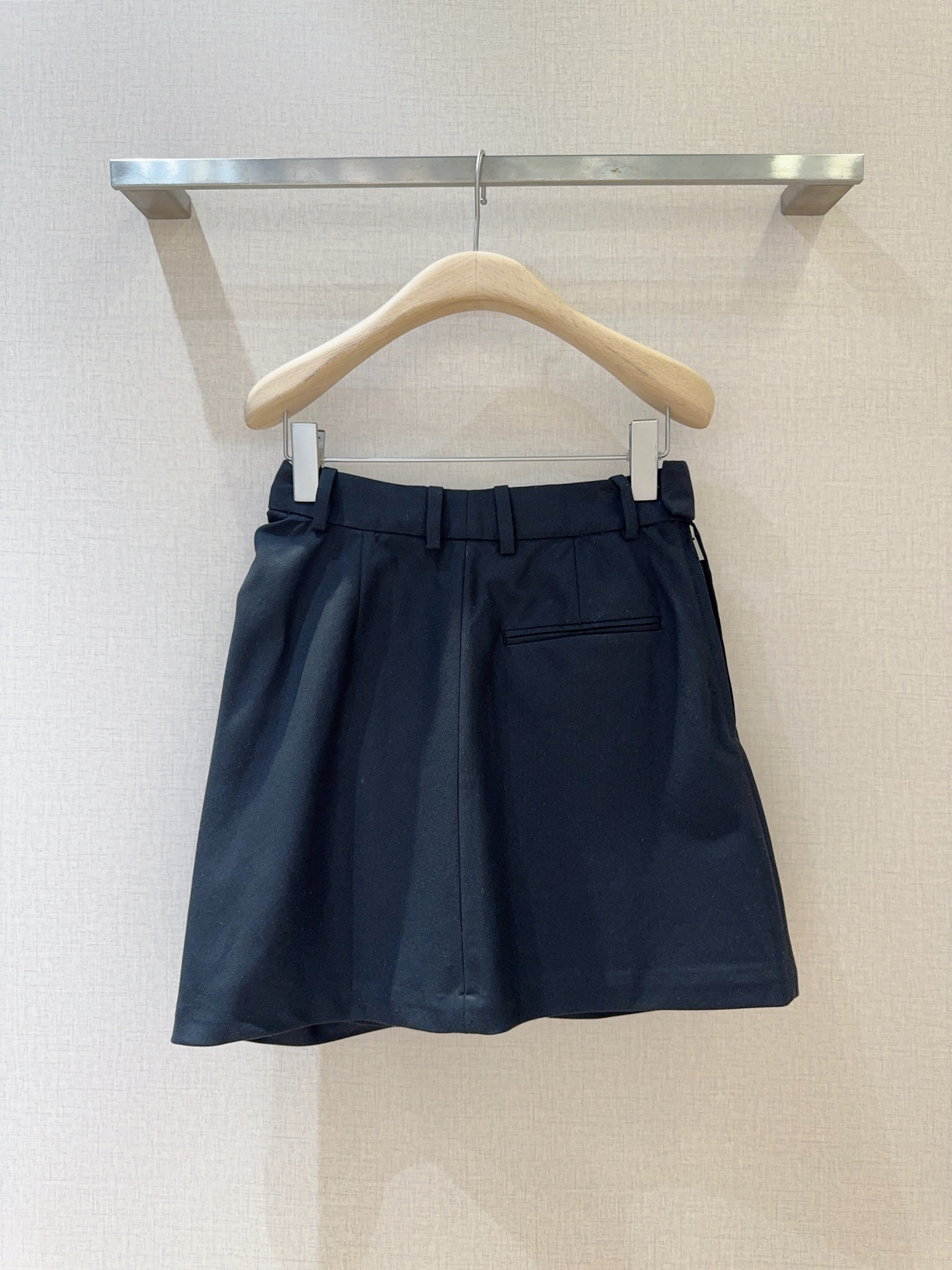 LOE*W*E新品上架了🆕...不规则褶裥自腰间蔓延，灵动且富有层次，利落拉链与个性褶裥又酷又飒，标志性