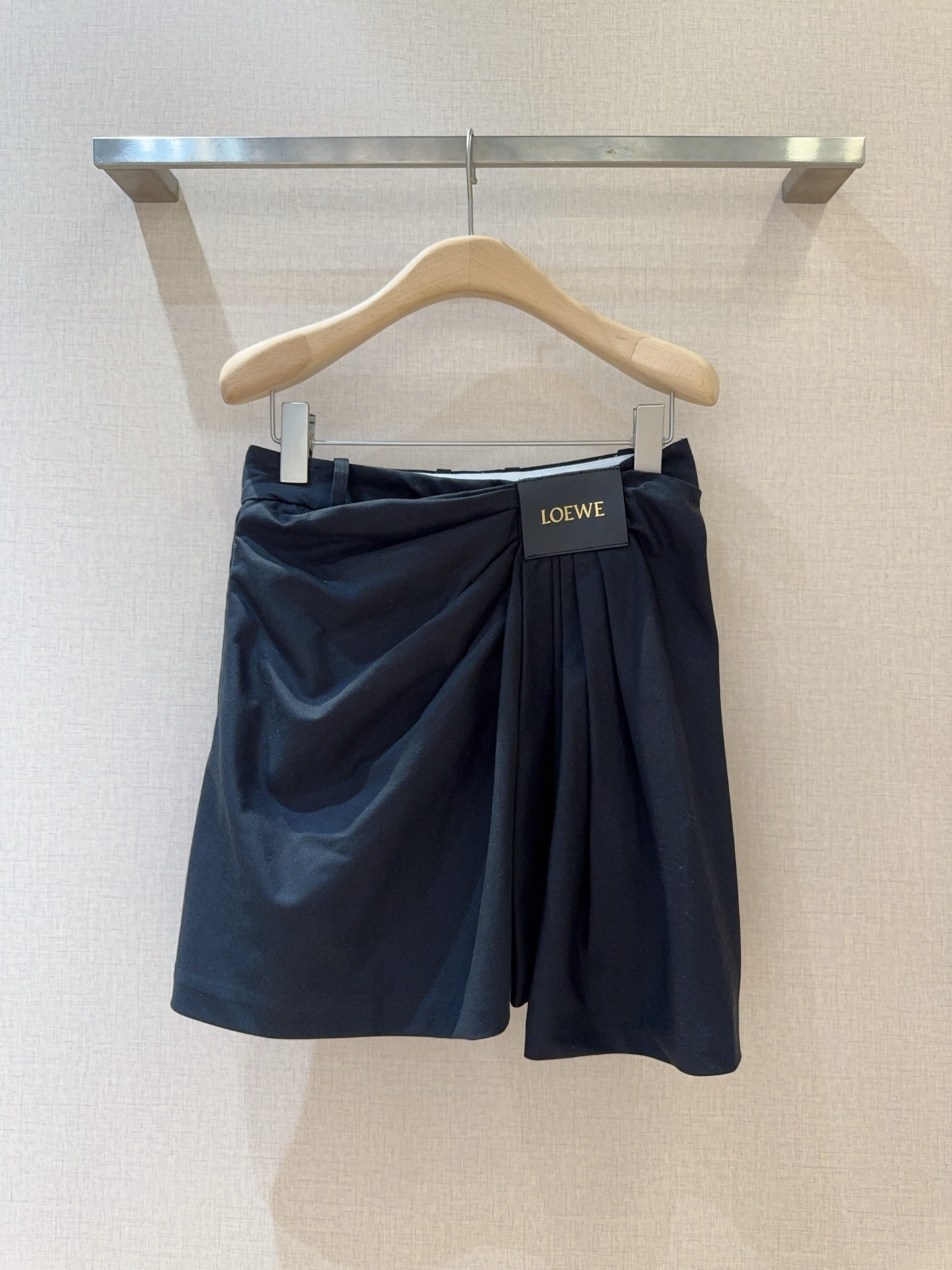 LOE*W*E新品上架了🆕...不规则褶裥自腰间蔓延，灵动且富有层次，利落拉链与个性褶裥又酷又飒，标志性