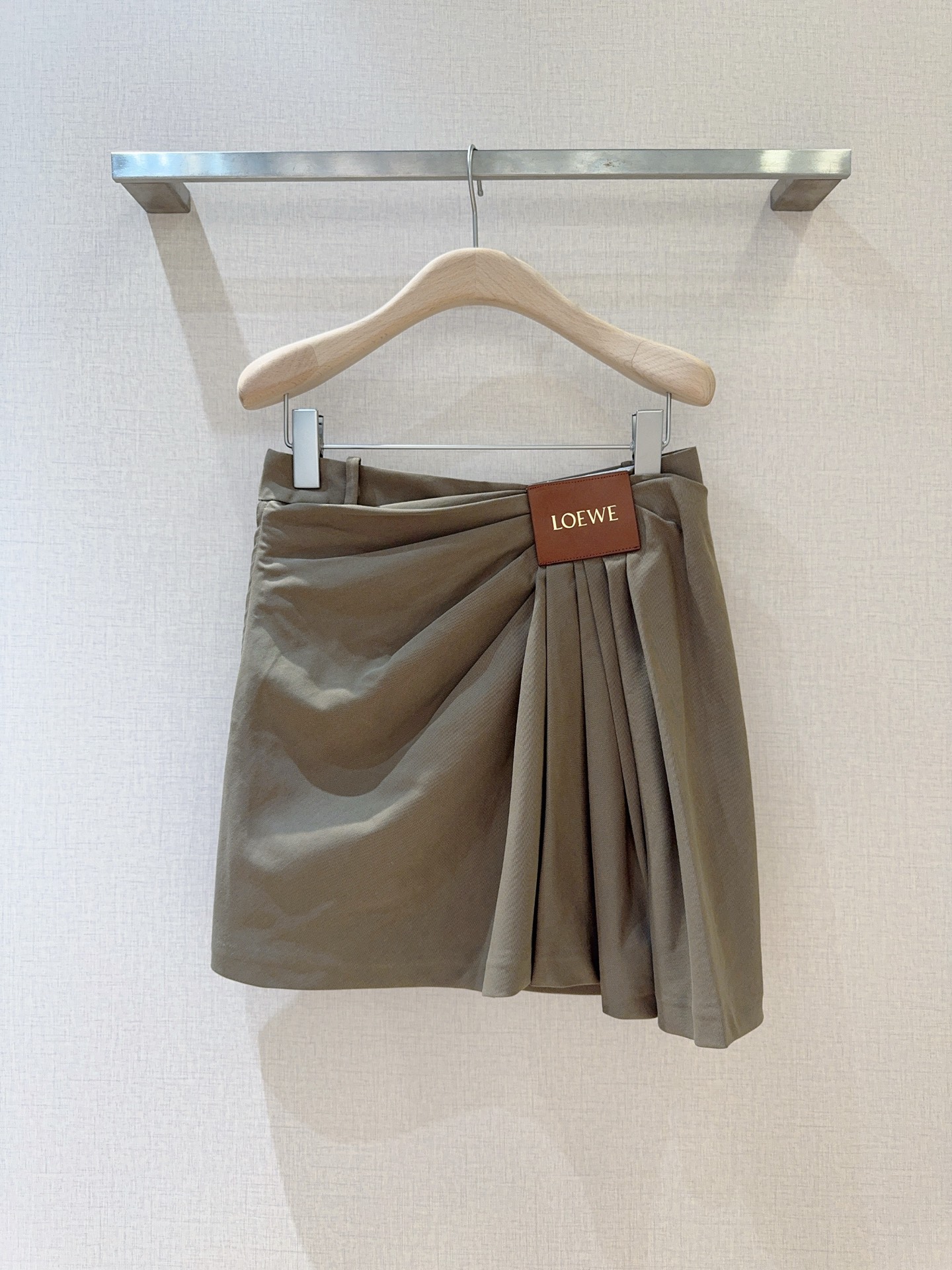 LOE*W*E新品上架了🆕...不规则褶裥自腰间蔓延，灵动且富有层次，利落拉链与个性褶裥又酷又飒，标志性