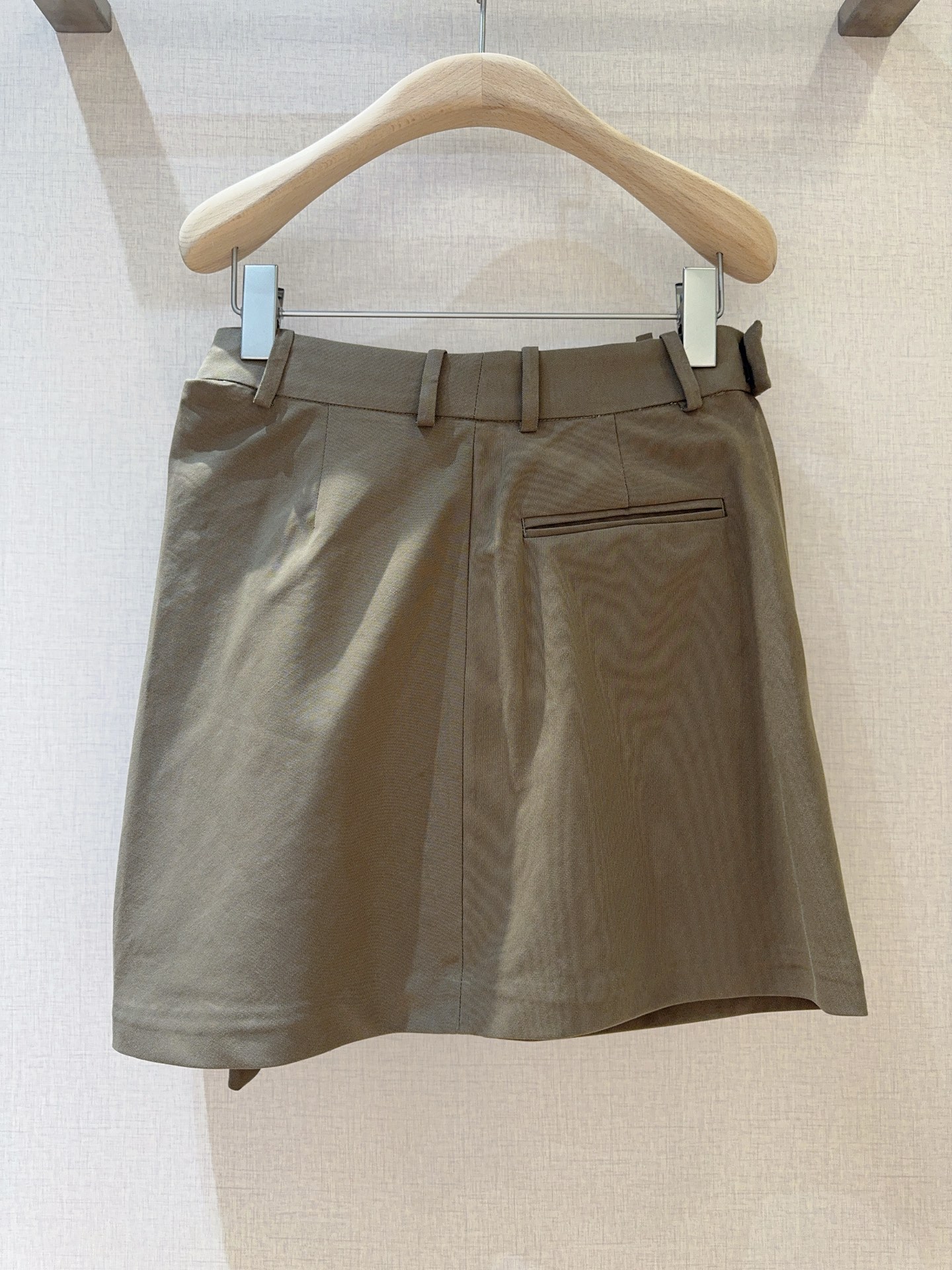 LOE*W*E新品上架了🆕...不规则褶裥自腰间蔓延，灵动且富有层次，利落拉链与个性褶裥又酷又飒，标志性