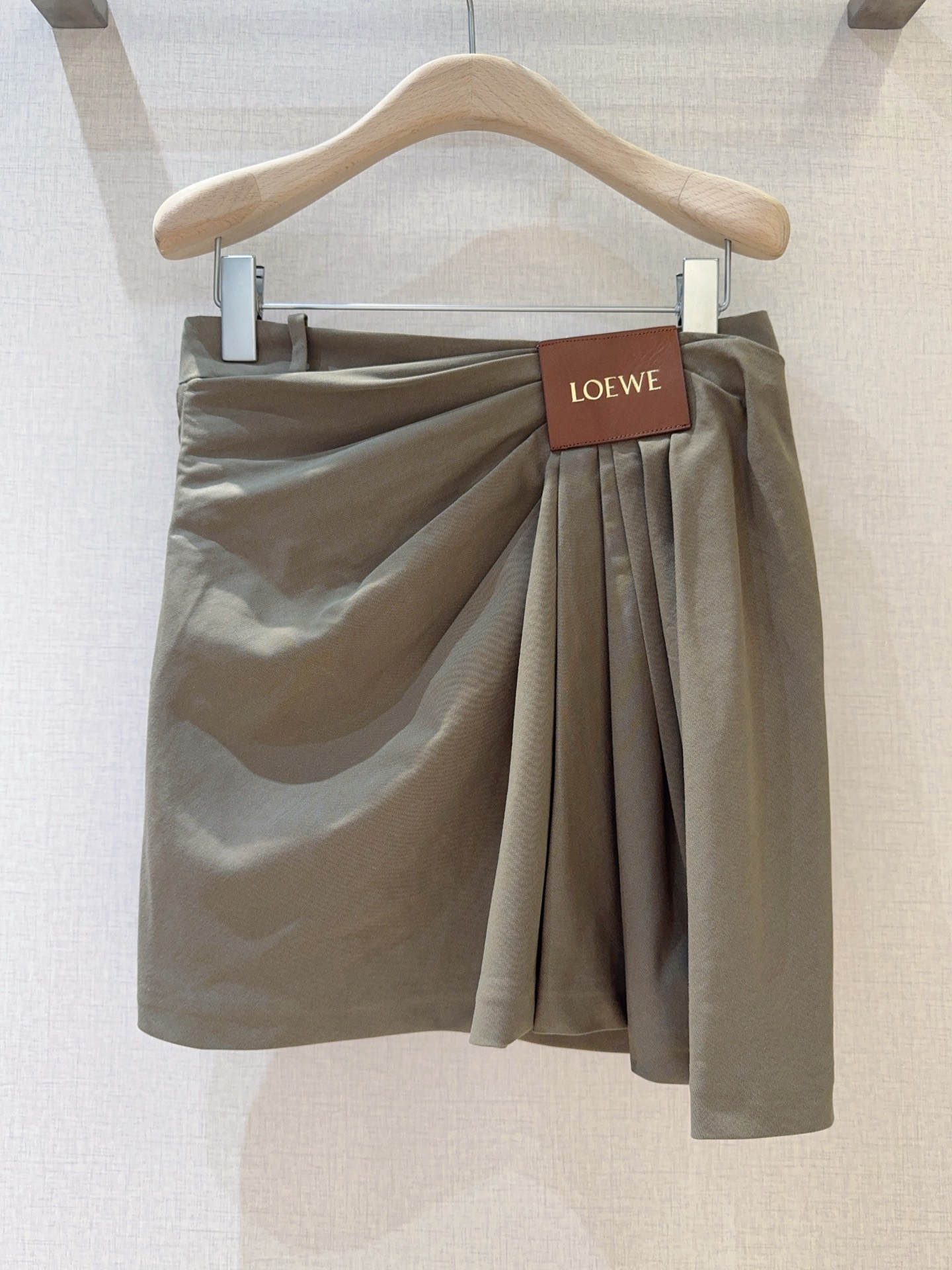 LOE*W*E新品上架了🆕...不规则褶裥自腰间蔓延，灵动且富有层次，利落拉链与个性褶裥又酷又飒，标志性