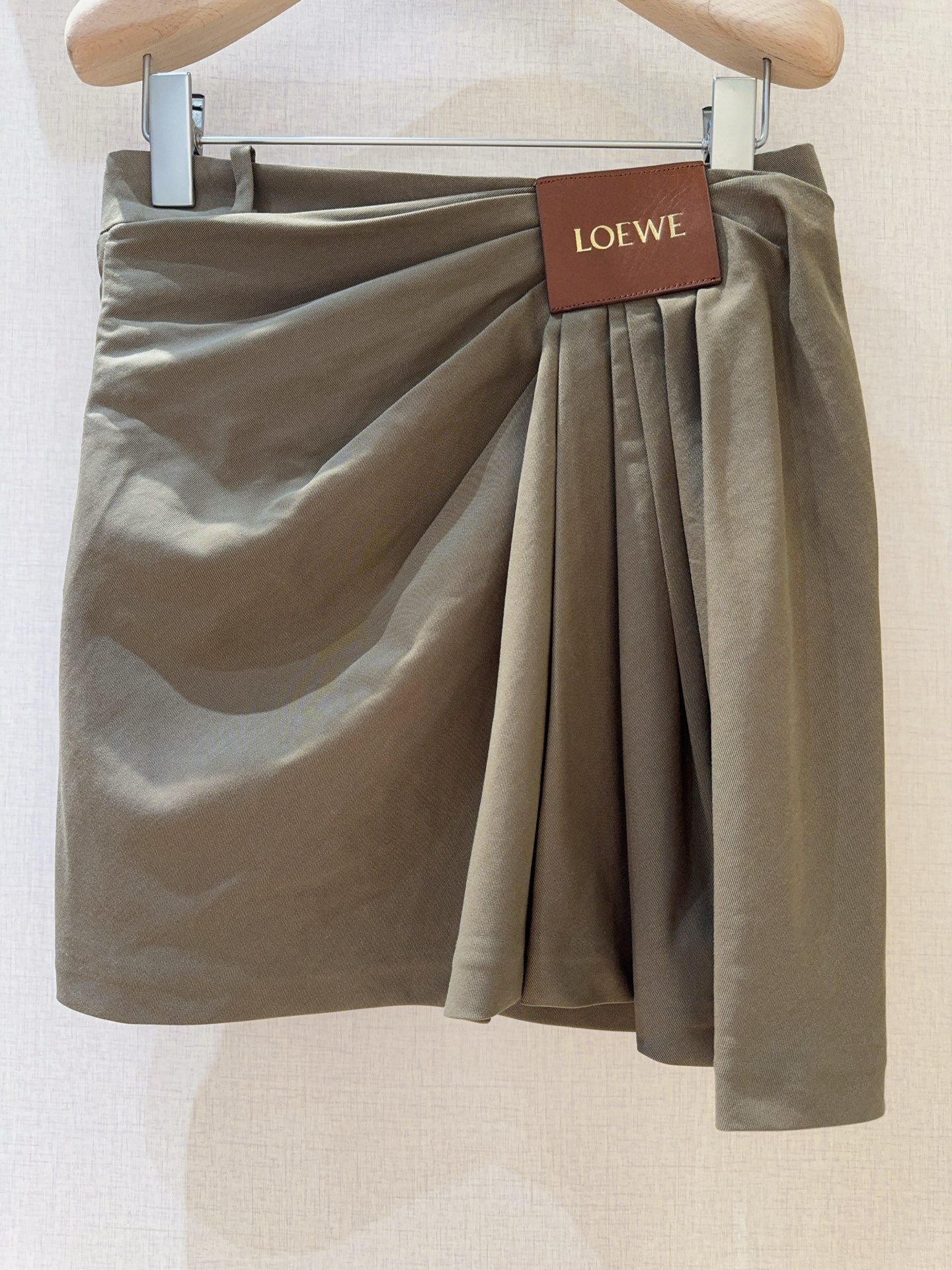 LOE*W*E新品上架了🆕...不规则褶裥自腰间蔓延，灵动且富有层次，利落拉链与个性褶裥又酷又飒，标志性