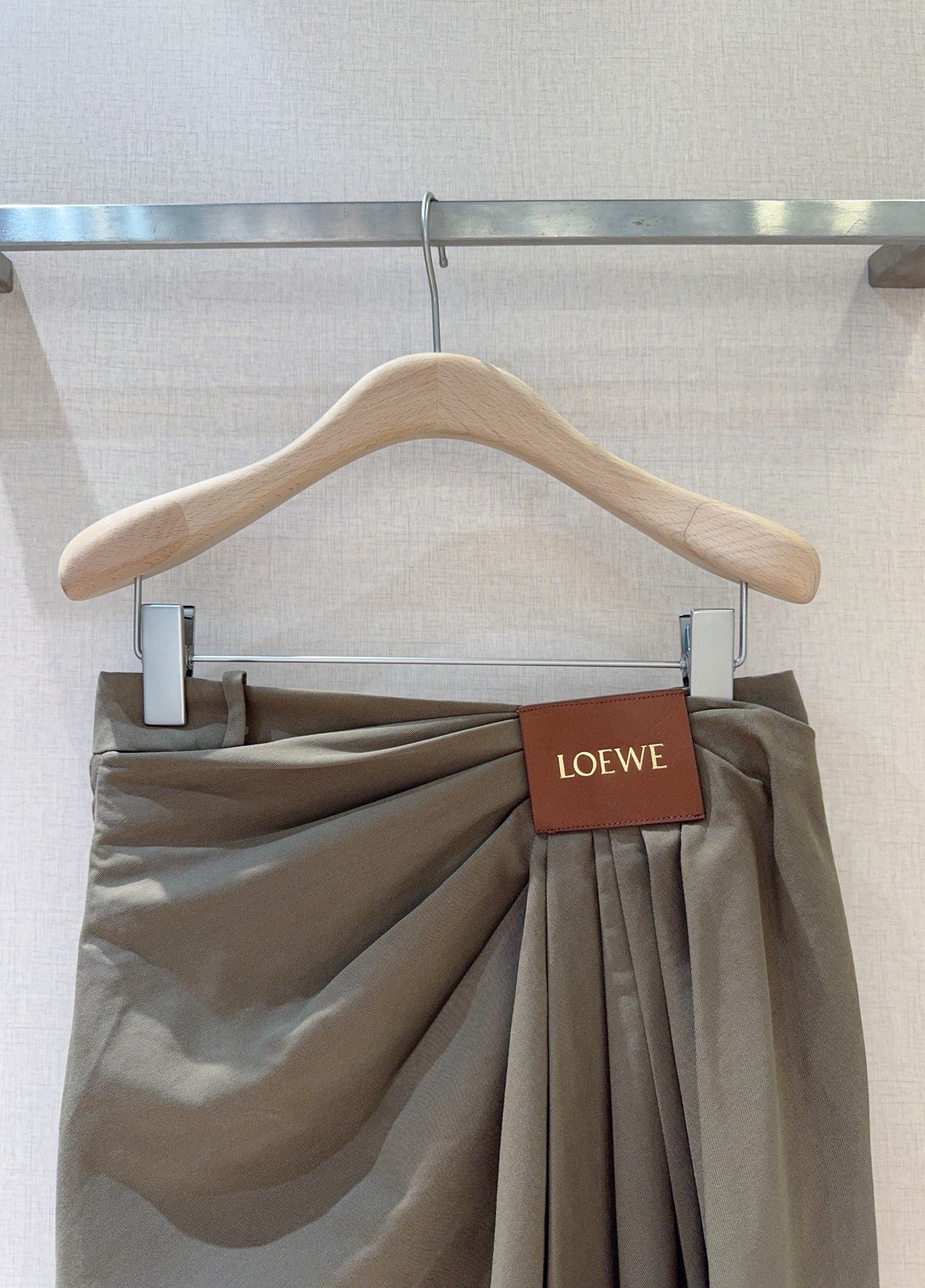 LOE*W*E新品上架了🆕...不规则褶裥自腰间蔓延，灵动且富有层次，利落拉链与个性褶裥又酷又飒，标志性