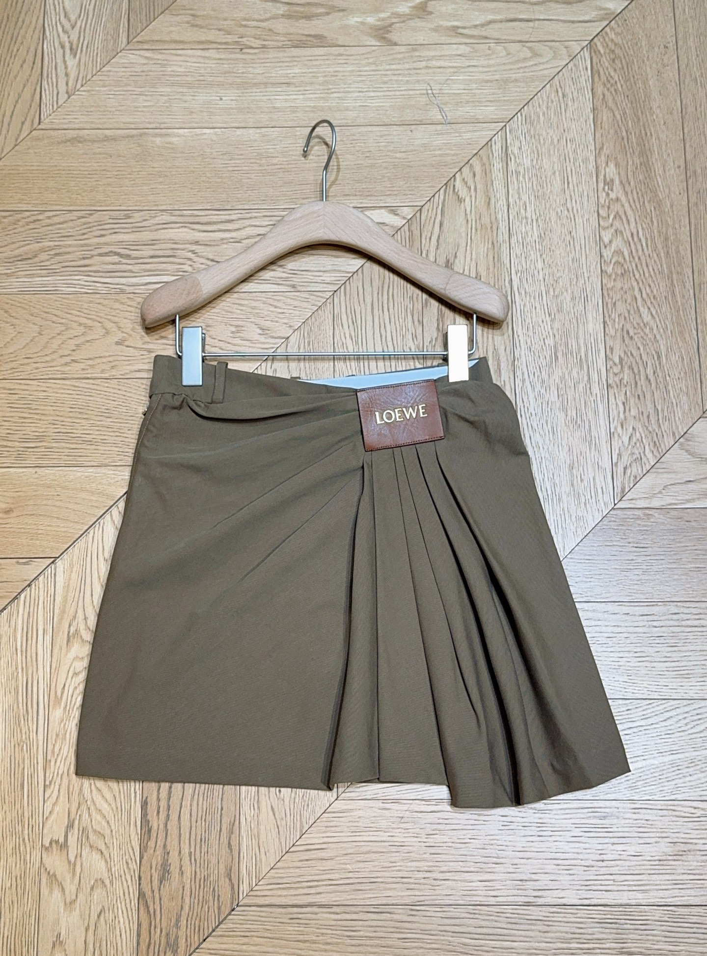 LOE*W*E新品上架了🆕...不规则褶裥自腰间蔓延，灵动且富有层次，利落拉链与个性褶裥又酷又飒，标志性