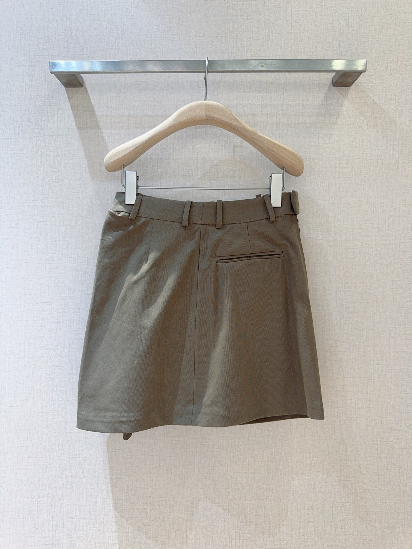 LOE*W*E新品上架了🆕...不规则褶裥自腰间蔓延，灵动且富有层次，利落拉链与个性褶裥又酷又飒，标志性