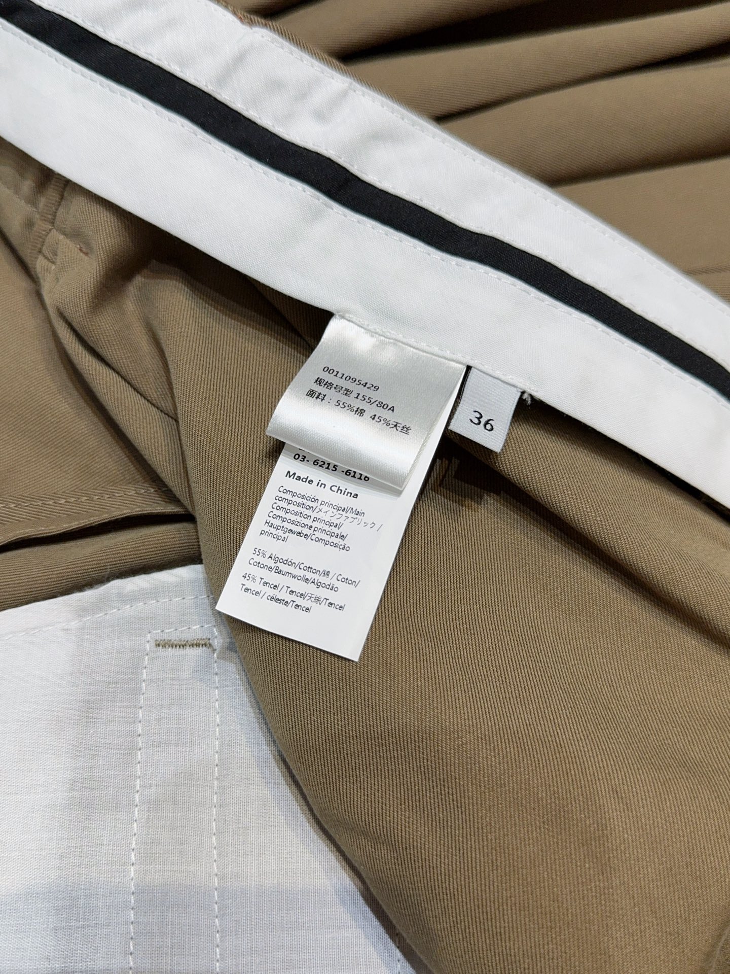 LOE*W*E新品上架了🆕...不规则褶裥自腰间蔓延，灵动且富有层次，利落拉链与个性褶裥又酷又飒，标志性